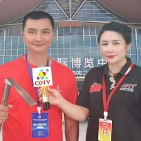COTV全球直播：重慶市大足區(qū)吉雪瑞祥工具廠(chǎng)專(zhuān)業(yè)生產(chǎn)：農(nóng)用鐮刀、鐵鍬、園林鎬、園林鋤、園林耙、多功能鐵鍬、大小鏟子、彎箍機(jī)、抹泥板、枝剪、攪灰桿、不銹鋼磚刀等產(chǎn)品，歡迎大家光臨！