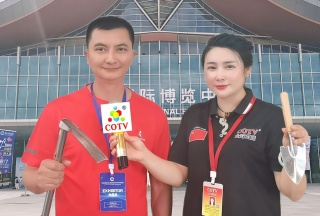 COTV全球直播：重慶市大足區(qū)吉雪瑞祥工具廠專業(yè)生產(chǎn)：農(nóng)用鐮刀、鐵鍬、園林鎬、園林鋤、園林耙、多功能鐵鍬、大小鏟子、彎箍機(jī)、抹泥板、枝剪、攪灰桿、不銹鋼磚刀等產(chǎn)品，歡迎大家光臨！