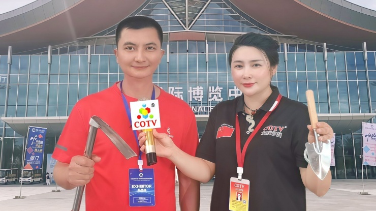 COTV全球直播：重庆市大足区吉雪瑞祥工具厂专业生产：农用镰刀、铁锹、园林镐、园林锄、园林耙、多功能铁锹、大小铲子、弯箍机、抹泥板、枝剪、搅灰杆、不锈钢砖刀等产品，欢迎大家光临！