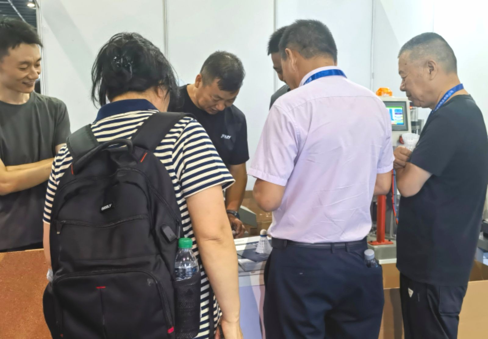 COTV全球直播-江山福翔科技有限公司专业生产:EVA圆柱下料机、羽毛球磨头机、羽毛球头下料机、羽毛球组装机、勾线机、羽毛球钻孔机等非标设备，以及生产配套台纤板、EVA发泡板等产品，欢迎大家光临！