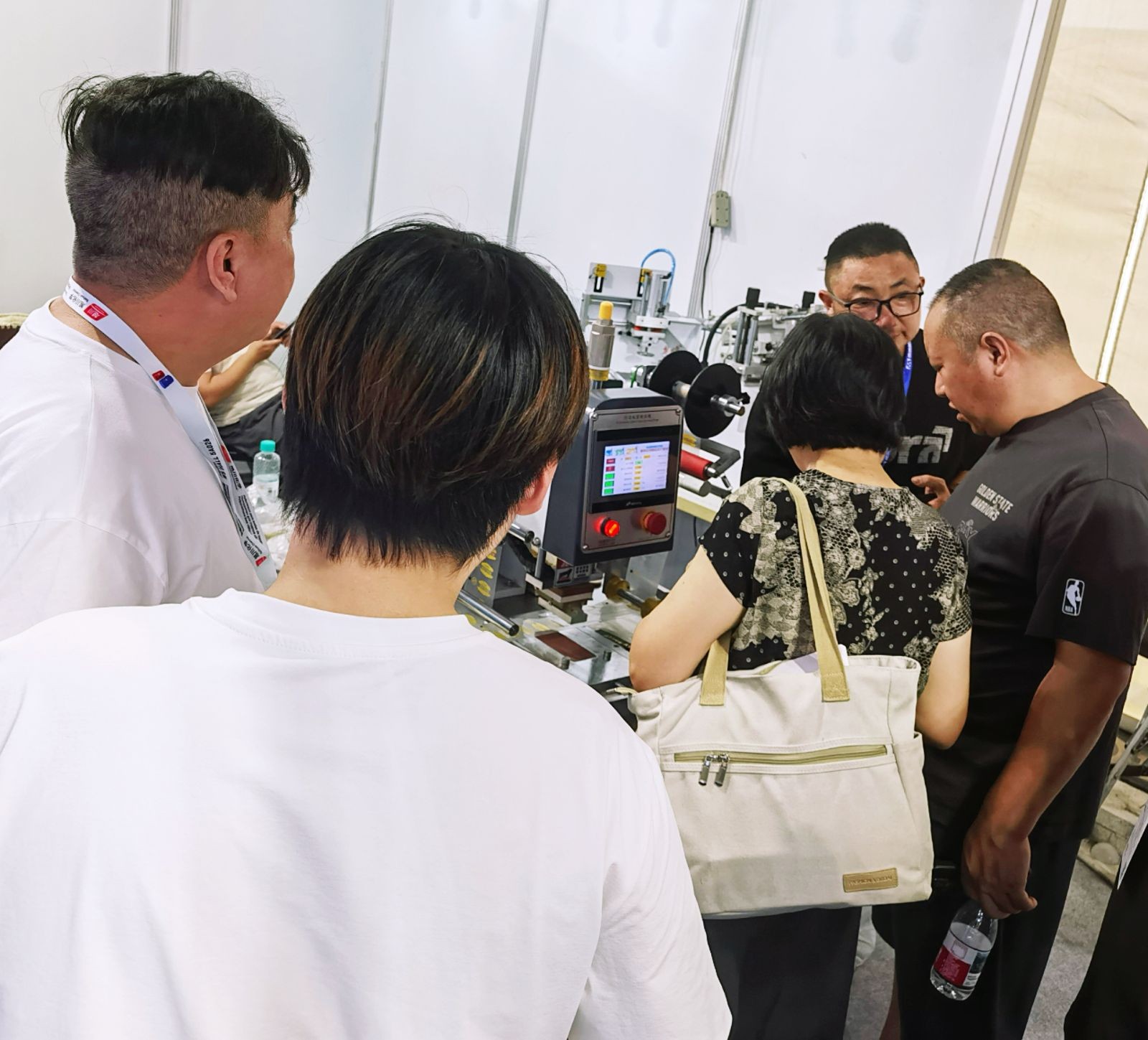 COTV全球直播-温州龙邦机械科技有限公司专业生产3D鞋面定型机、鞋头定型机，后跟定型等定型设备；热转印，移印，口舌标烫印等印刷设备；600，700，800 X光机等产品，联系电欢迎大家光临！