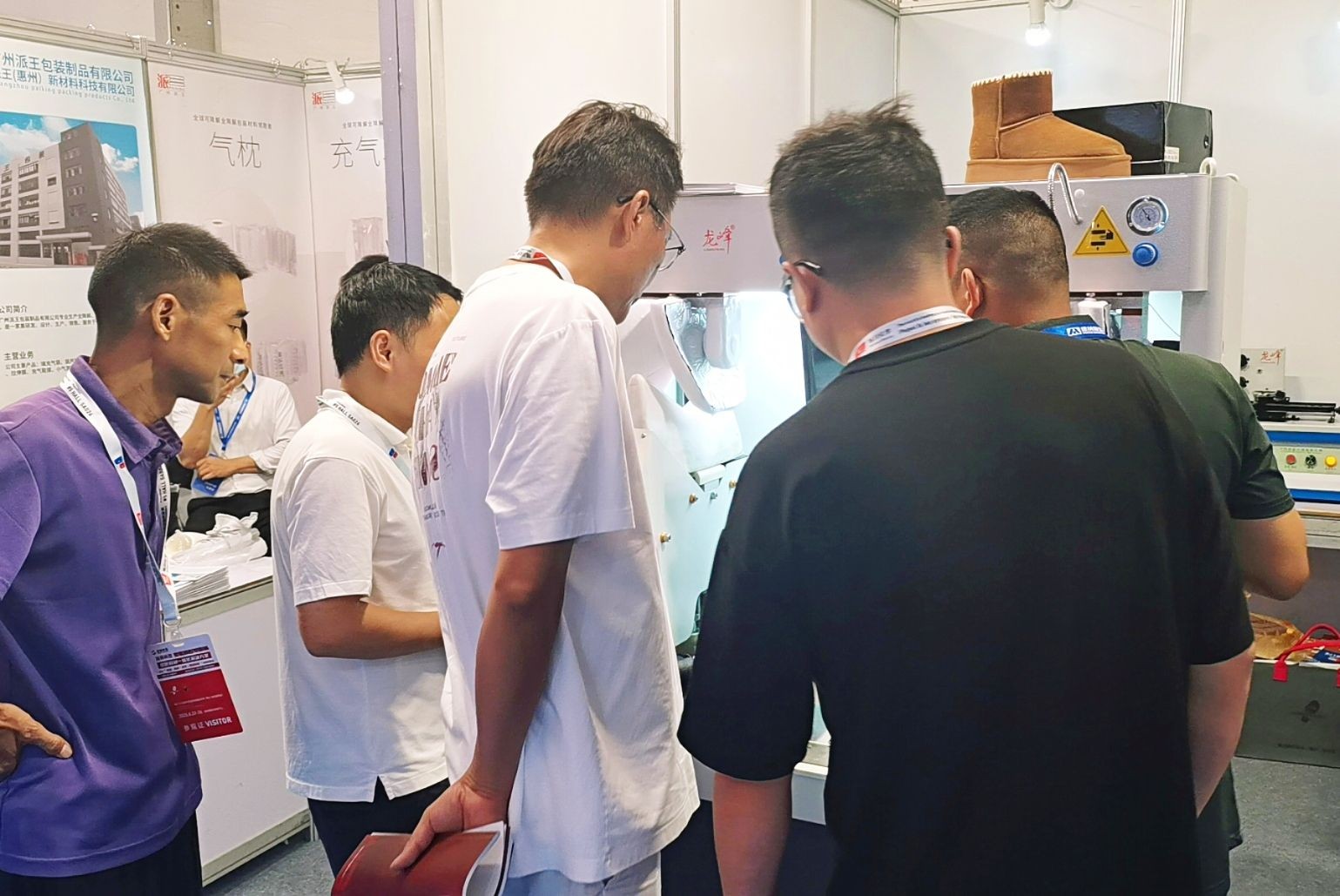 COTV全球直播-温州龙邦机械科技有限公司专业生产3D鞋面定型机、鞋头定型机，后跟定型等定型设备；热转印，移印，口舌标烫印等印刷设备；600，700，800 X光机等产品，联系电欢迎大家光临！
