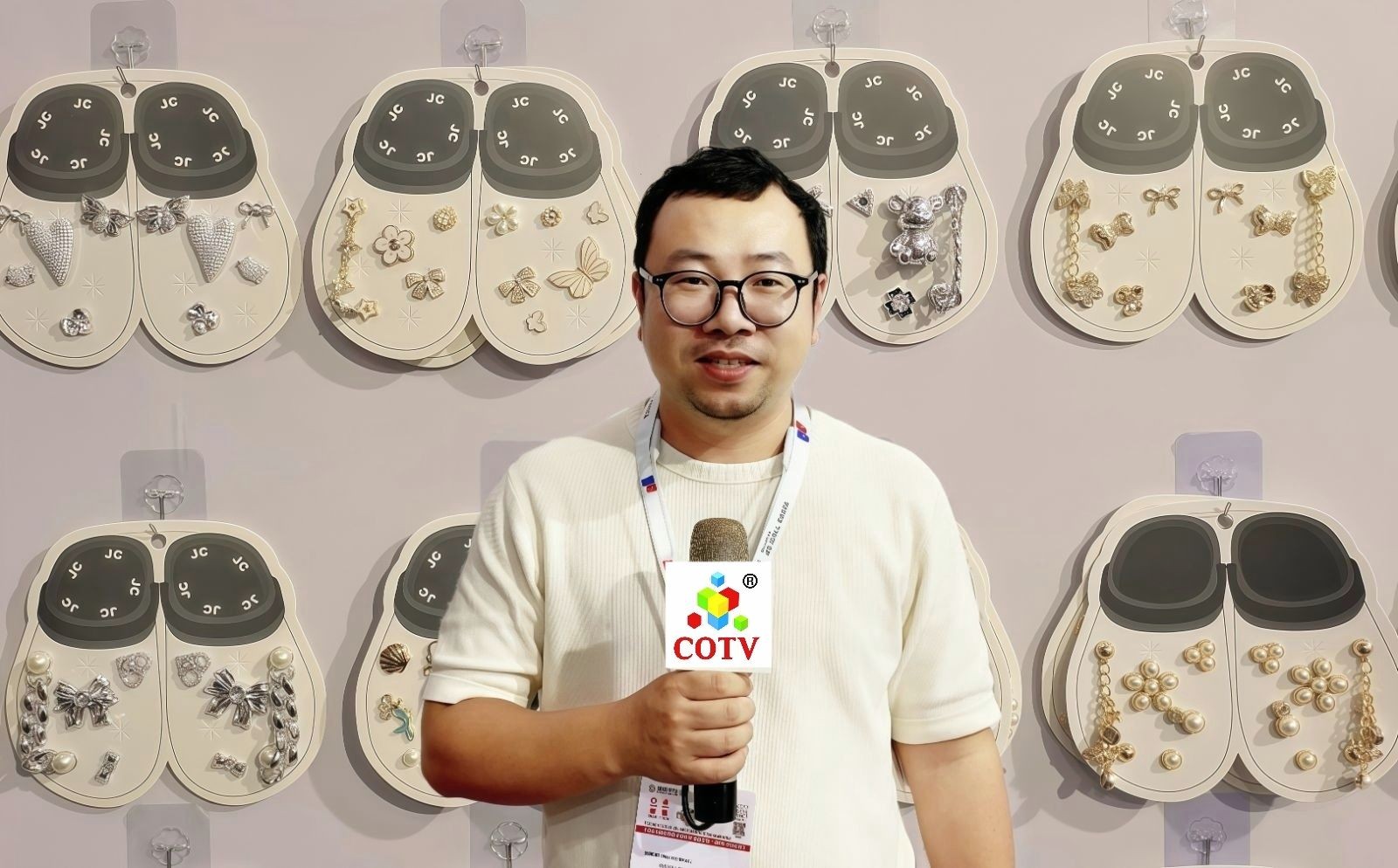 COTV全球直播-温州精诚饰品有限公司专业生产:旅游鞋饰品、休闲鞋饰品、洞洞鞋饰品、运动鞋饰品、各种手是包饰品等产品，欢迎大家光临！