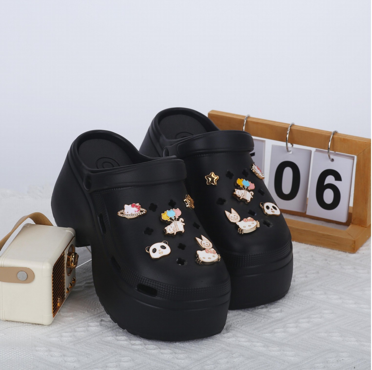 COTV全球直播-温州精诚饰品有限公司专业生产:旅游鞋饰品、休闲鞋饰品、洞洞鞋饰品、运动鞋饰品、各种手是包饰品等产品，欢迎大家光临！