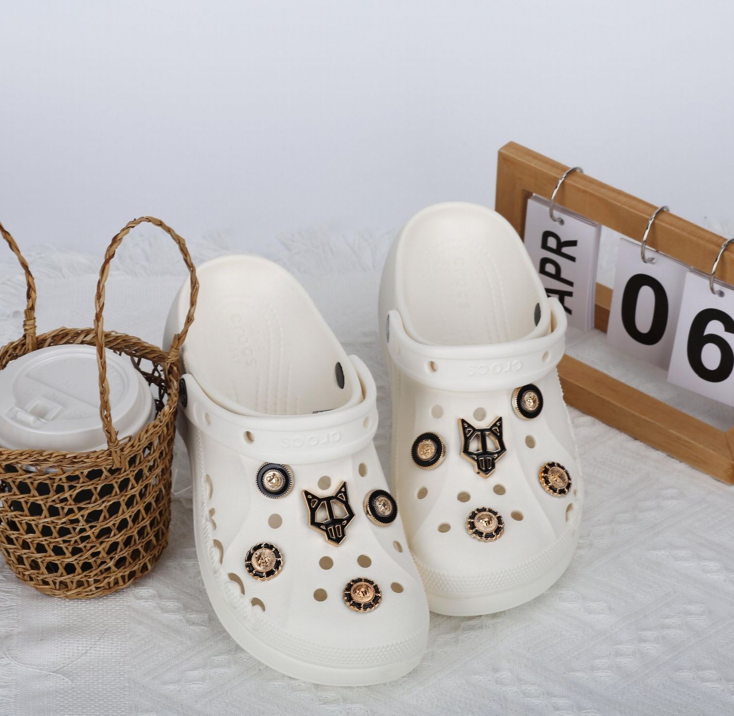 COTV全球直播-温州精诚饰品有限公司专业生产:旅游鞋饰品、休闲鞋饰品、洞洞鞋饰品、运动鞋饰品、各种手是包饰品等产品，欢迎大家光临！
