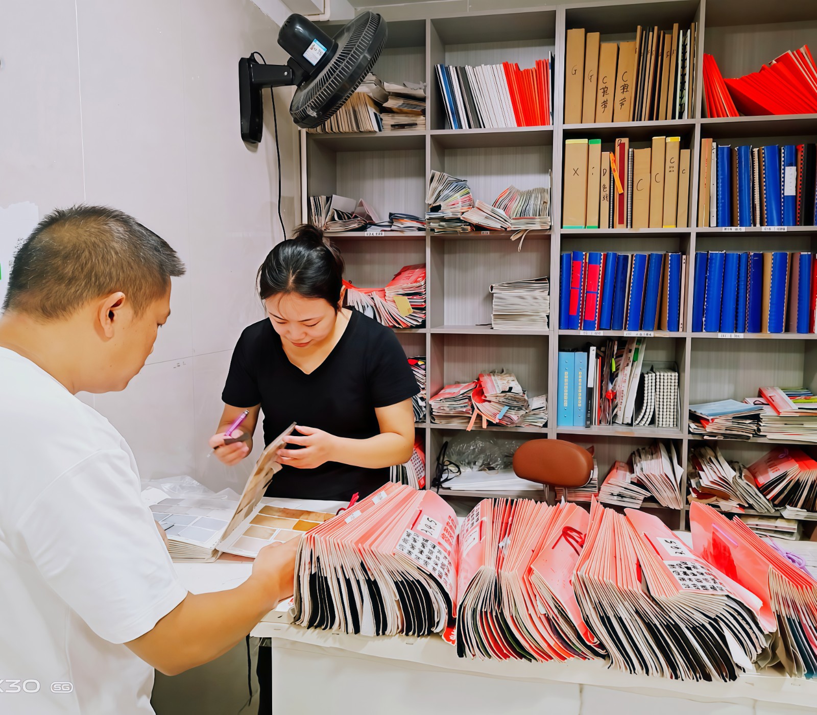 COTV全球直播-温岭市辰和鞋材有限公司、温岭市横峰格美布行经营:三层网、编织布、牛津布、仿真羊毛、莱卡弹力布、飞织布、长毛绒、麂皮绒、蒙古绒、毛毡布、水晶超柔，里布、热熔胶等产品，欢迎大家光临！