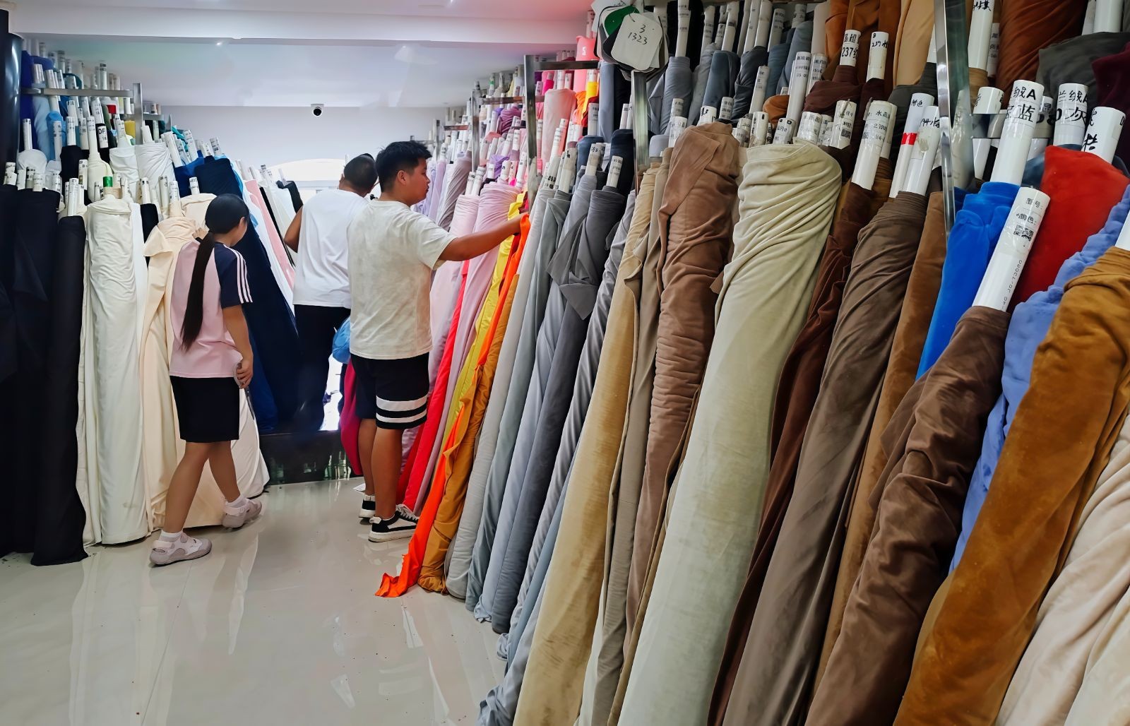 COTV全球直播-温岭市辰和鞋材有限公司、温岭市横峰格美布行经营:三层网、编织布、牛津布、仿真羊毛、莱卡弹力布、飞织布、长毛绒、麂皮绒、蒙古绒、毛毡布、水晶超柔，里布、热熔胶等产品，欢迎大家光临！