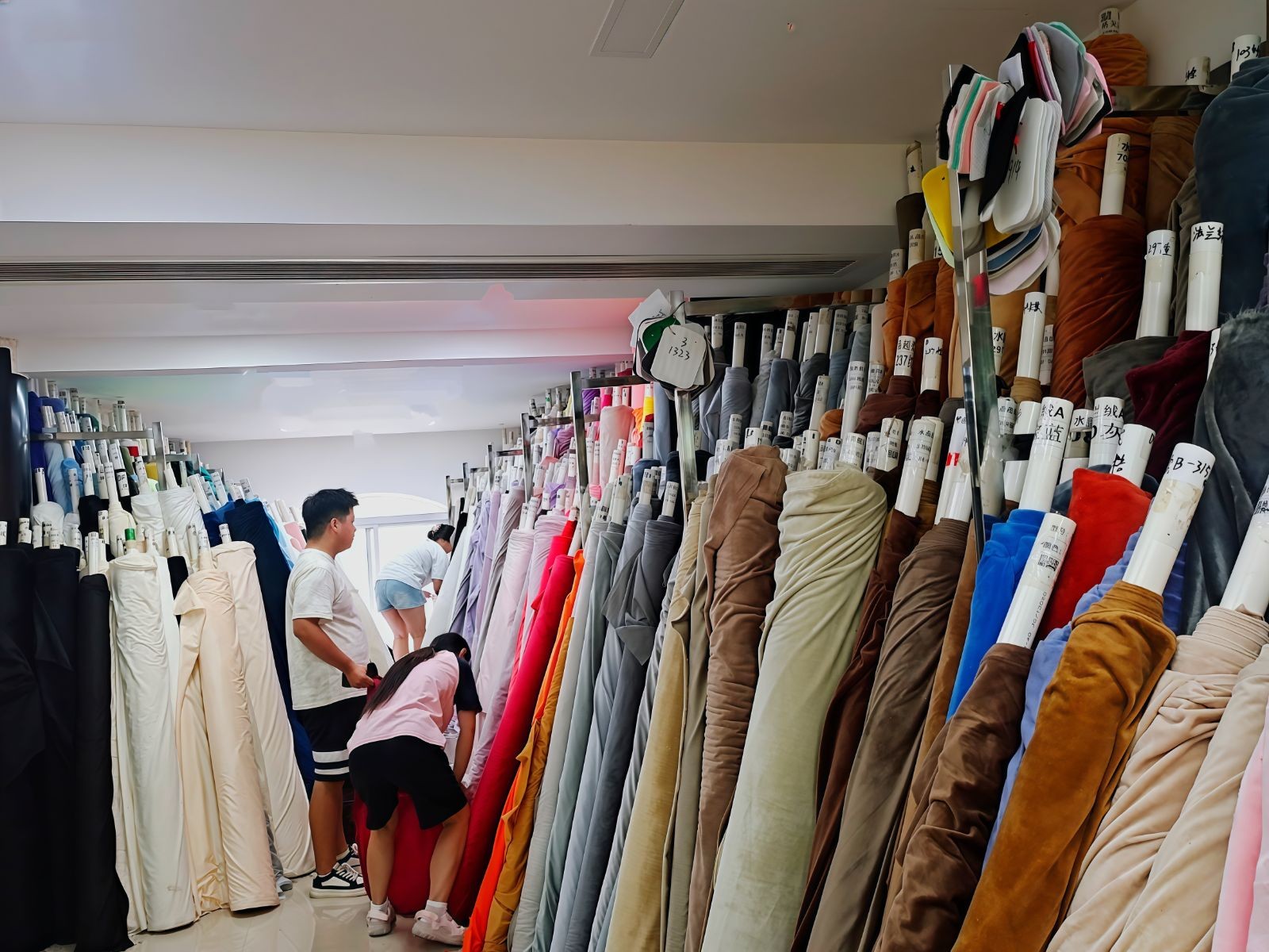 COTV全球直播-温岭市辰和鞋材有限公司、温岭市横峰格美布行经营:三层网、编织布、牛津布、仿真羊毛、莱卡弹力布、飞织布、长毛绒、麂皮绒、蒙古绒、毛毡布、水晶超柔，里布、热熔胶等产品，欢迎大家光临！