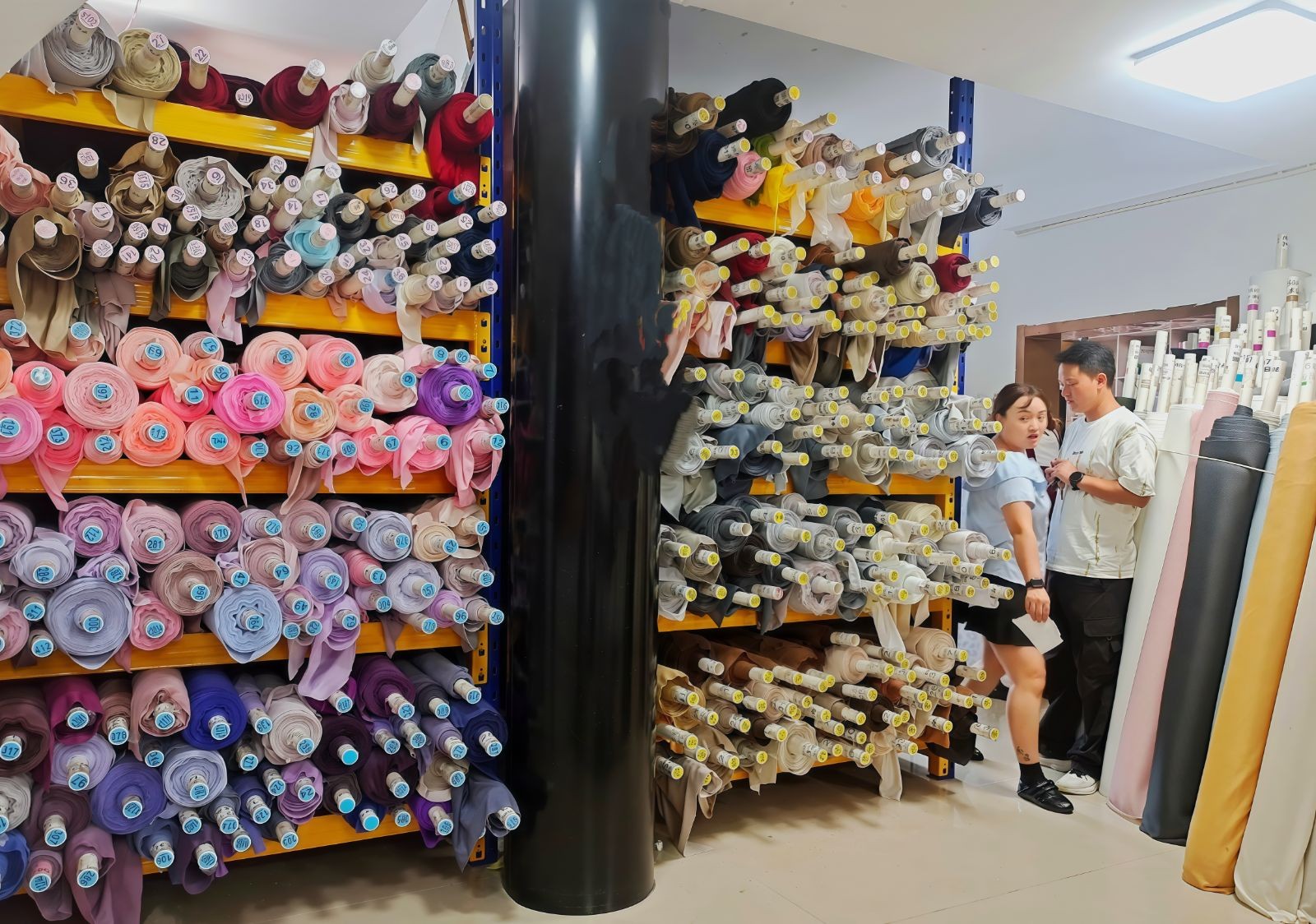 COTV全球直播-温岭市辰和鞋材有限公司、温岭市横峰格美布行经营:三层网、编织布、牛津布、仿真羊毛、莱卡弹力布、飞织布、长毛绒、麂皮绒、蒙古绒、毛毡布、水晶超柔，里布、热熔胶等产品，欢迎大家光临！