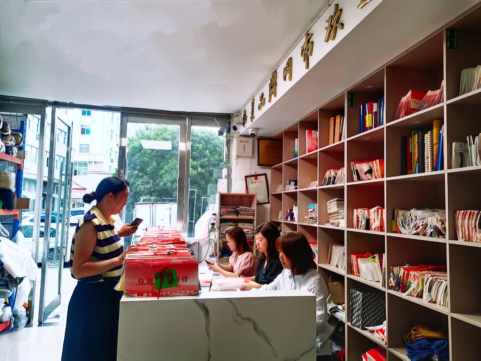 COTV全球直播-温岭市辰和鞋材有限公司、温岭市横峰格美布行经营:三层网、编织布、牛津布、仿真羊毛、莱卡弹力布、飞织布、长毛绒、麂皮绒、蒙古绒、毛毡布、水晶超柔，里布、热熔胶等产品，欢迎大家光临！