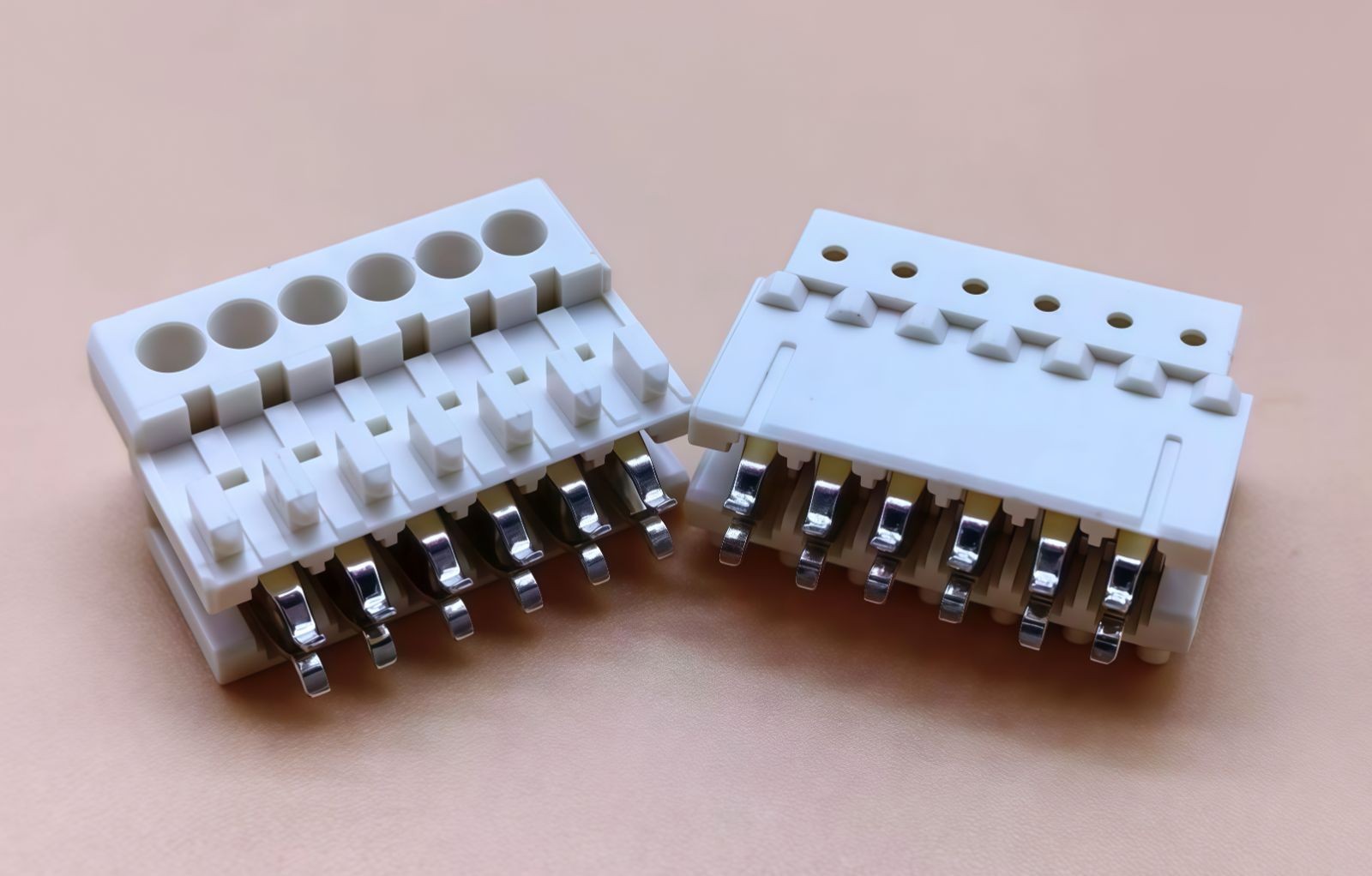 COTV全球直播-浙江骐跃接插件有限公司专业生产“HXHX”端子、胶壳、针座、插片、护套、铜带、压线帽、冷压端子、轻触开关、船形及微动开关、PVC管、继电器等电子元件，欢迎大家光临！