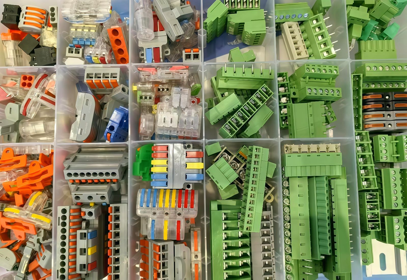 COTV全球直播-浙江骐跃接插件有限公司专业生产“HXHX”端子、胶壳、针座、插片、护套、铜带、压线帽、冷压端子、轻触开关、船形及微动开关、PVC管、继电器等电子元件，欢迎大家光临！