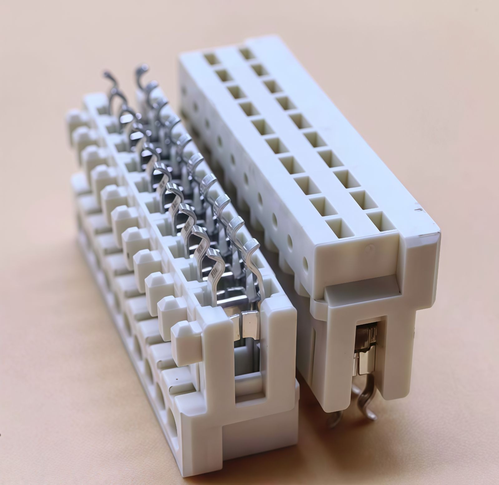 COTV全球直播-浙江骐跃接插件有限公司专业生产“HXHX”端子、胶壳、针座、插片、护套、铜带、压线帽、冷压端子、轻触开关、船形及微动开关、PVC管、继电器等电子元件，欢迎大家光临！