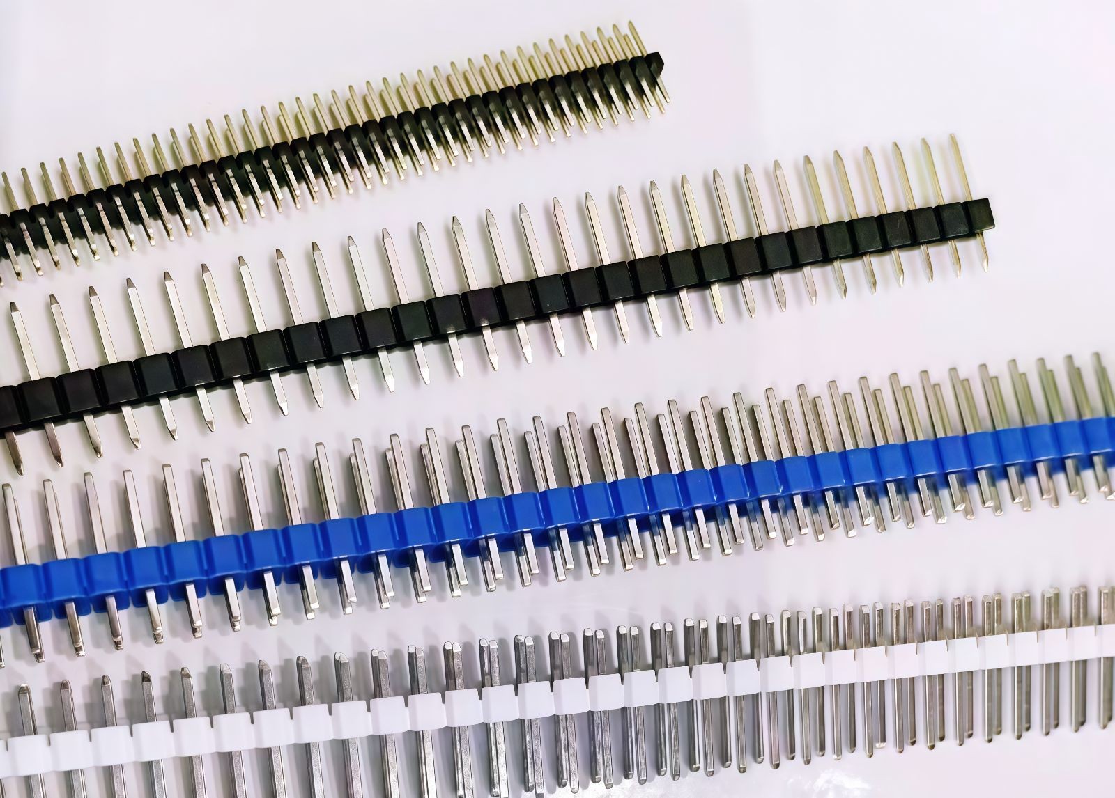 COTV全球直播-浙江骐跃接插件有限公司专业生产“HXHX”端子、胶壳、针座、插片、护套、铜带、压线帽、冷压端子、轻触开关、船形及微动开关、PVC管、继电器等电子元件，欢迎大家光临！