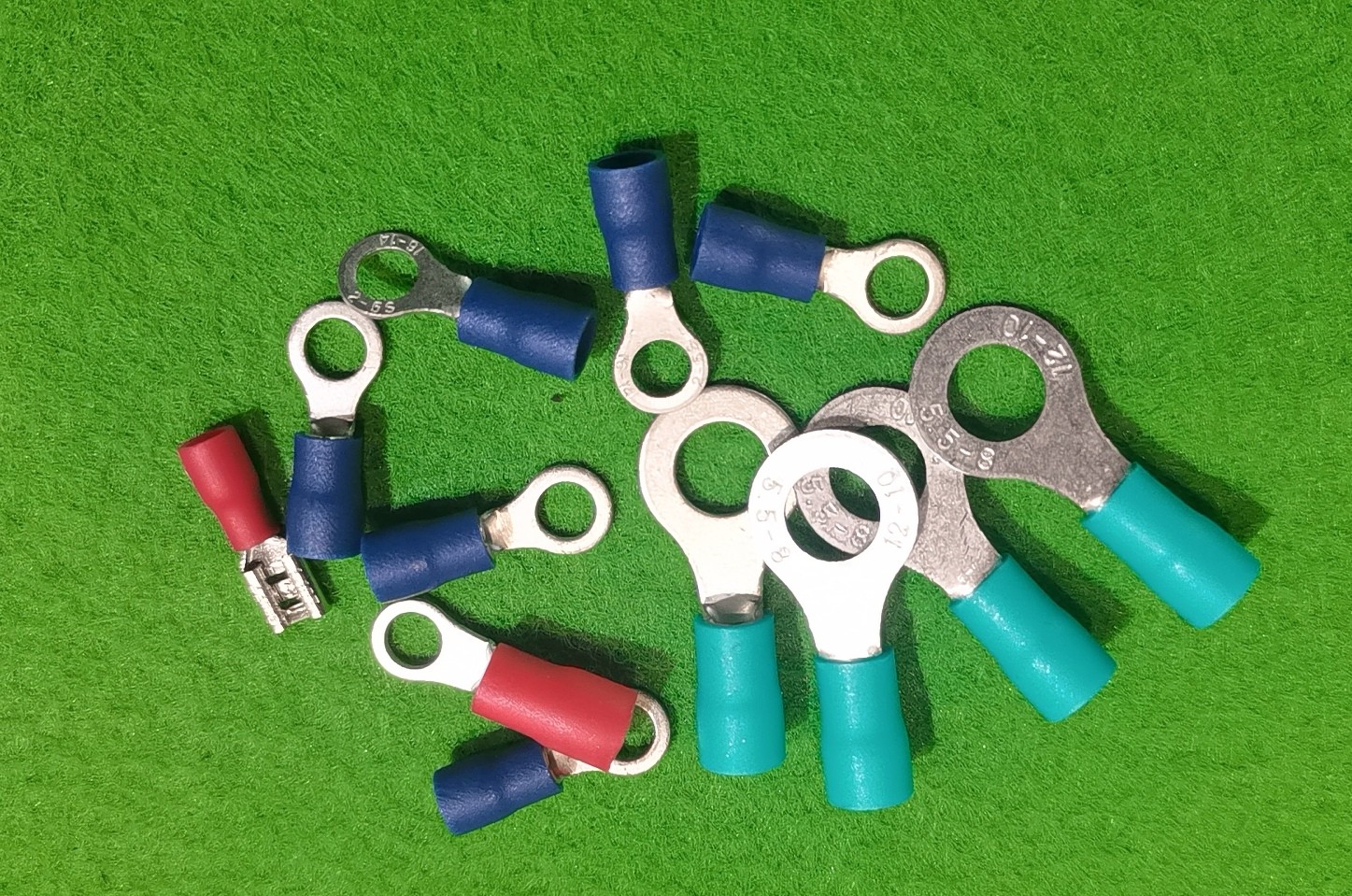 COTV全球直播-浙江骐跃接插件有限公司专业生产“HXHX”端子、胶壳、针座、插片、护套、铜带、压线帽、冷压端子、轻触开关、船形及微动开关、PVC管、继电器等电子元件，欢迎大家光临！