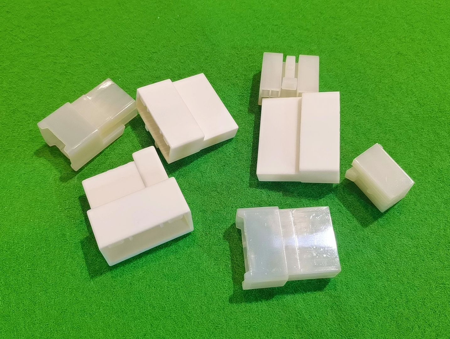 COTV全球直播-浙江骐跃接插件有限公司专业生产“HXHX”端子、胶壳、针座、插片、护套、铜带、压线帽、冷压端子、轻触开关、船形及微动开关、PVC管、继电器等电子元件，欢迎大家光临！