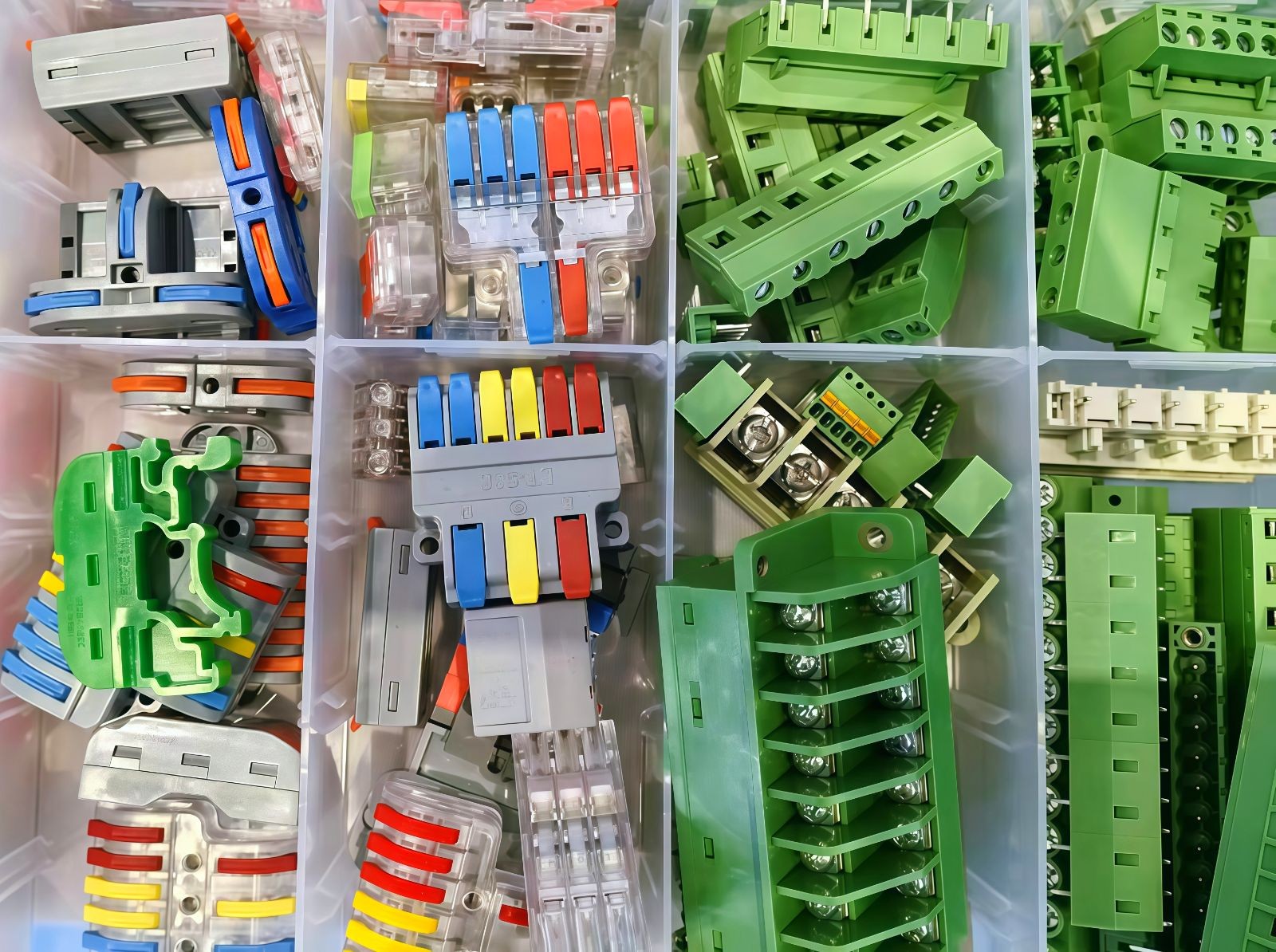 COTV全球直播-浙江骐跃接插件有限公司专业生产“HXHX”端子、胶壳、针座、插片、护套、铜带、压线帽、冷压端子、轻触开关、船形及微动开关、PVC管、继电器等电子元件，欢迎大家光临！