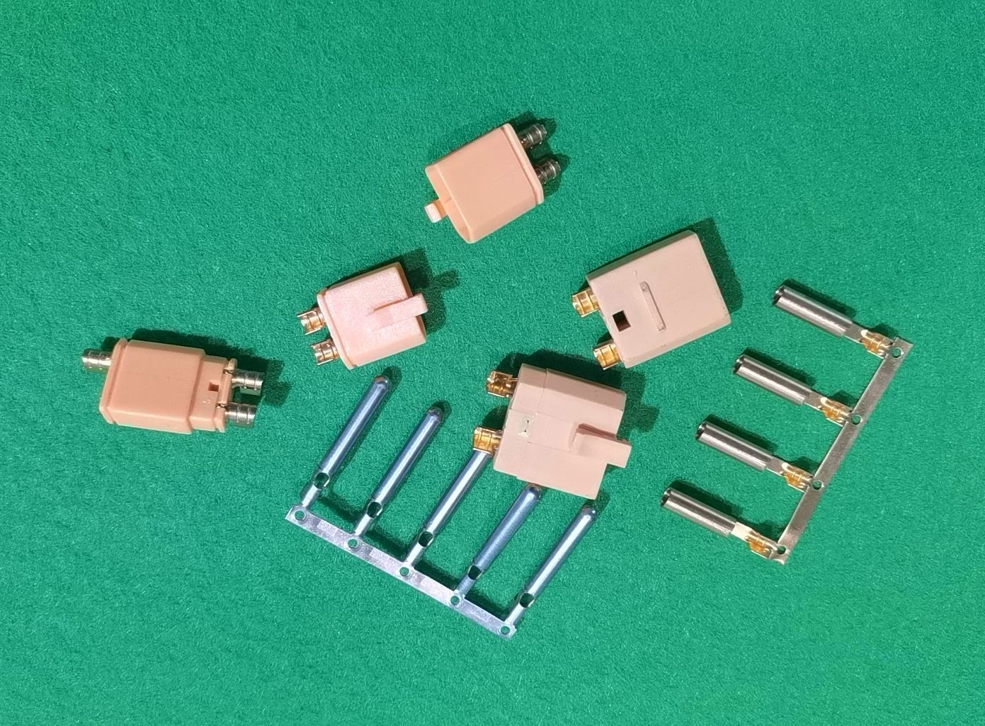 COTV全球直播-浙江骐跃接插件有限公司专业生产“HXHX”端子、胶壳、针座、插片、护套、铜带、压线帽、冷压端子、轻触开关、船形及微动开关、PVC管、继电器等电子元件，欢迎大家光临！