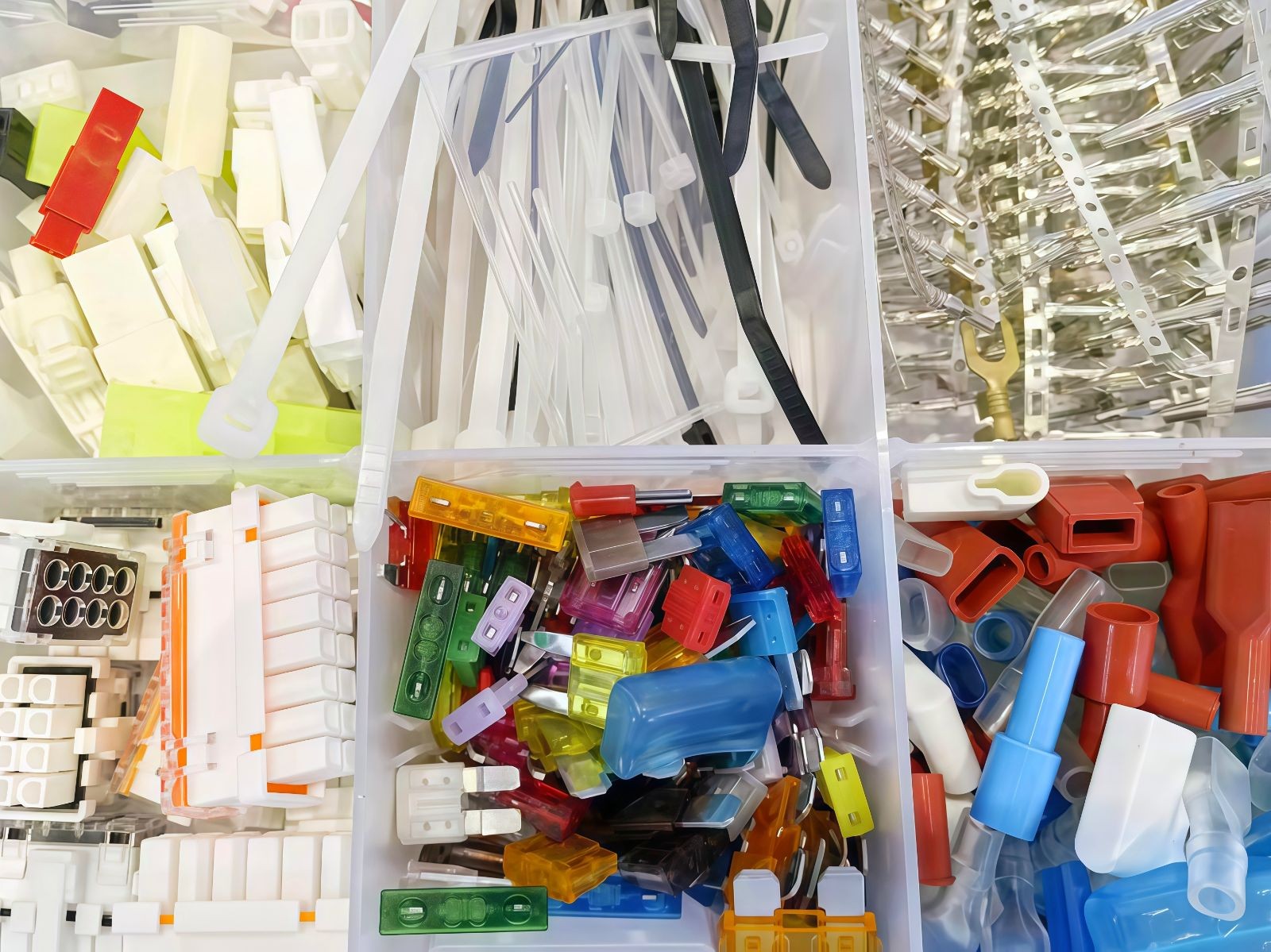 COTV全球直播-浙江骐跃接插件有限公司专业生产“HXHX”端子、胶壳、针座、插片、护套、铜带、压线帽、冷压端子、轻触开关、船形及微动开关、PVC管、继电器等电子元件，欢迎大家光临！