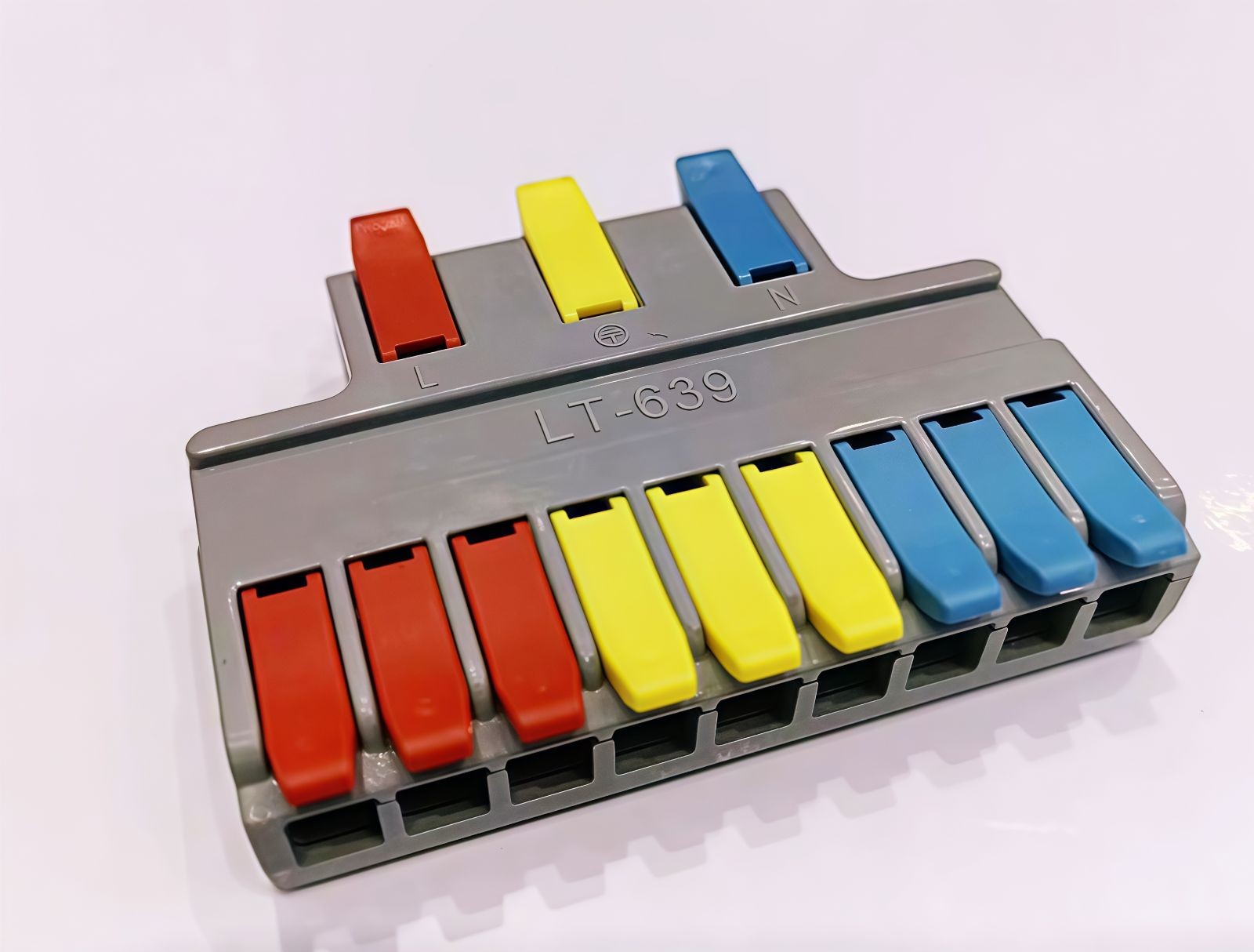 COTV全球直播-浙江骐跃接插件有限公司专业生产“HXHX”端子、胶壳、针座、插片、护套、铜带、压线帽、冷压端子、轻触开关、船形及微动开关、PVC管、继电器等电子元件，欢迎大家光临！