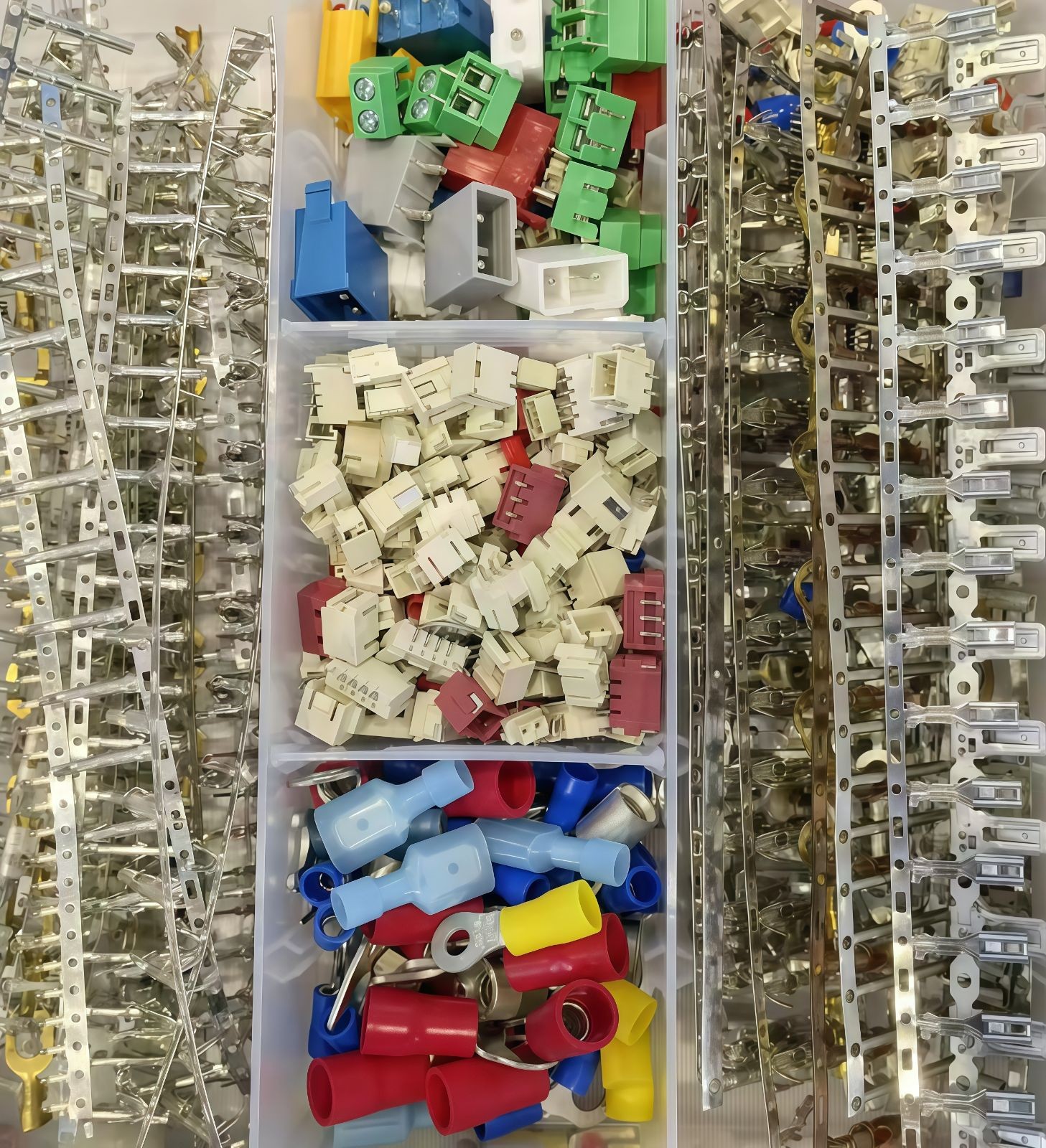 COTV全球直播-浙江骐跃接插件有限公司专业生产“HXHX”端子、胶壳、针座、插片、护套、铜带、压线帽、冷压端子、轻触开关、船形及微动开关、PVC管、继电器等电子元件，欢迎大家光临！