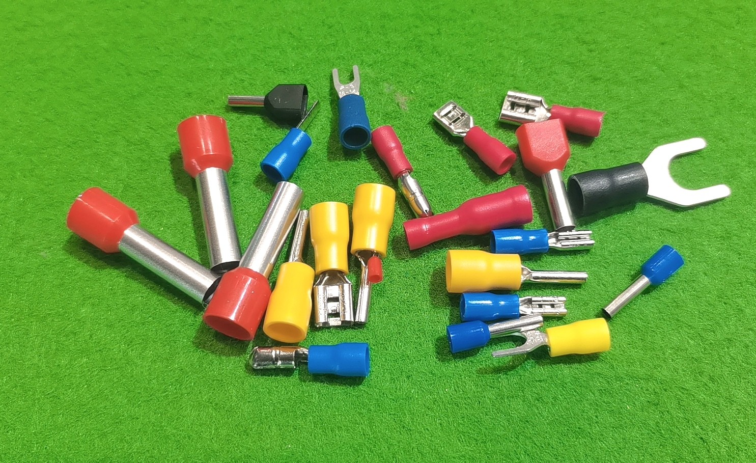 COTV全球直播-浙江骐跃接插件有限公司专业生产“HXHX”端子、胶壳、针座、插片、护套、铜带、压线帽、冷压端子、轻触开关、船形及微动开关、PVC管、继电器等电子元件，欢迎大家光临！