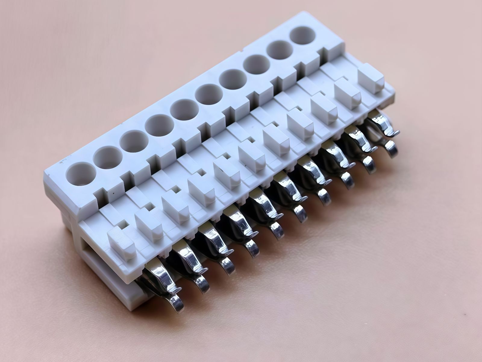 COTV全球直播-浙江骐跃接插件有限公司专业生产“HXHX”端子、胶壳、针座、插片、护套、铜带、压线帽、冷压端子、轻触开关、船形及微动开关、PVC管、继电器等电子元件，欢迎大家光临！