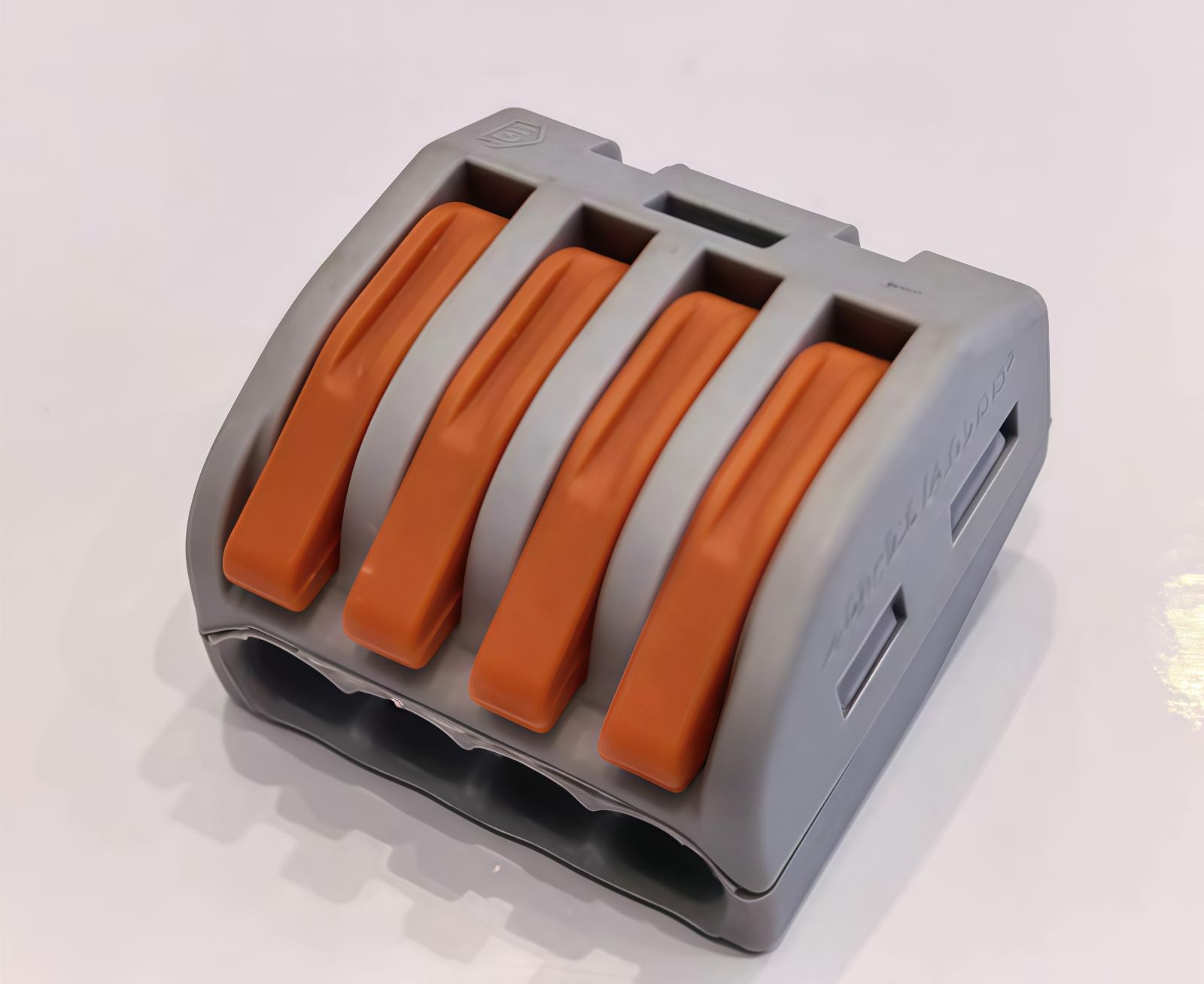 COTV全球直播-浙江骐跃接插件有限公司专业生产“HXHX”端子、胶壳、针座、插片、护套、铜带、压线帽、冷压端子、轻触开关、船形及微动开关、PVC管、继电器等电子元件，欢迎大家光临！