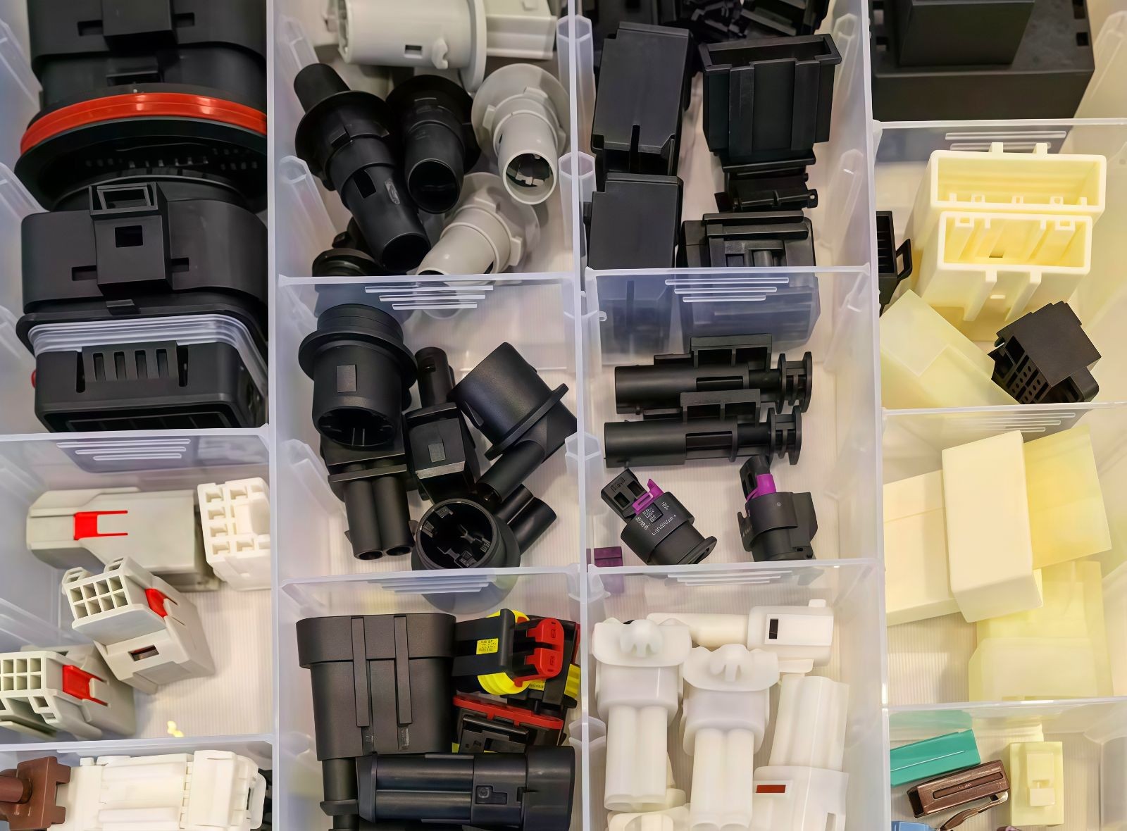 COTV全球直播-浙江骐跃接插件有限公司专业生产“HXHX”端子、胶壳、针座、插片、护套、铜带、压线帽、冷压端子、轻触开关、船形及微动开关、PVC管、继电器等电子元件，欢迎大家光临！