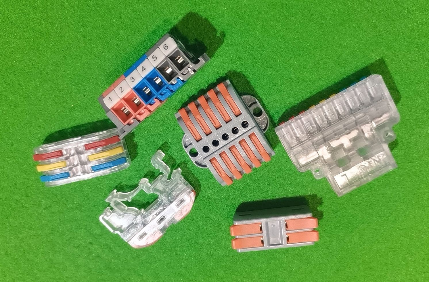 COTV全球直播-浙江骐跃接插件有限公司专业生产“HXHX”端子、胶壳、针座、插片、护套、铜带、压线帽、冷压端子、轻触开关、船形及微动开关、PVC管、继电器等电子元件，欢迎大家光临！