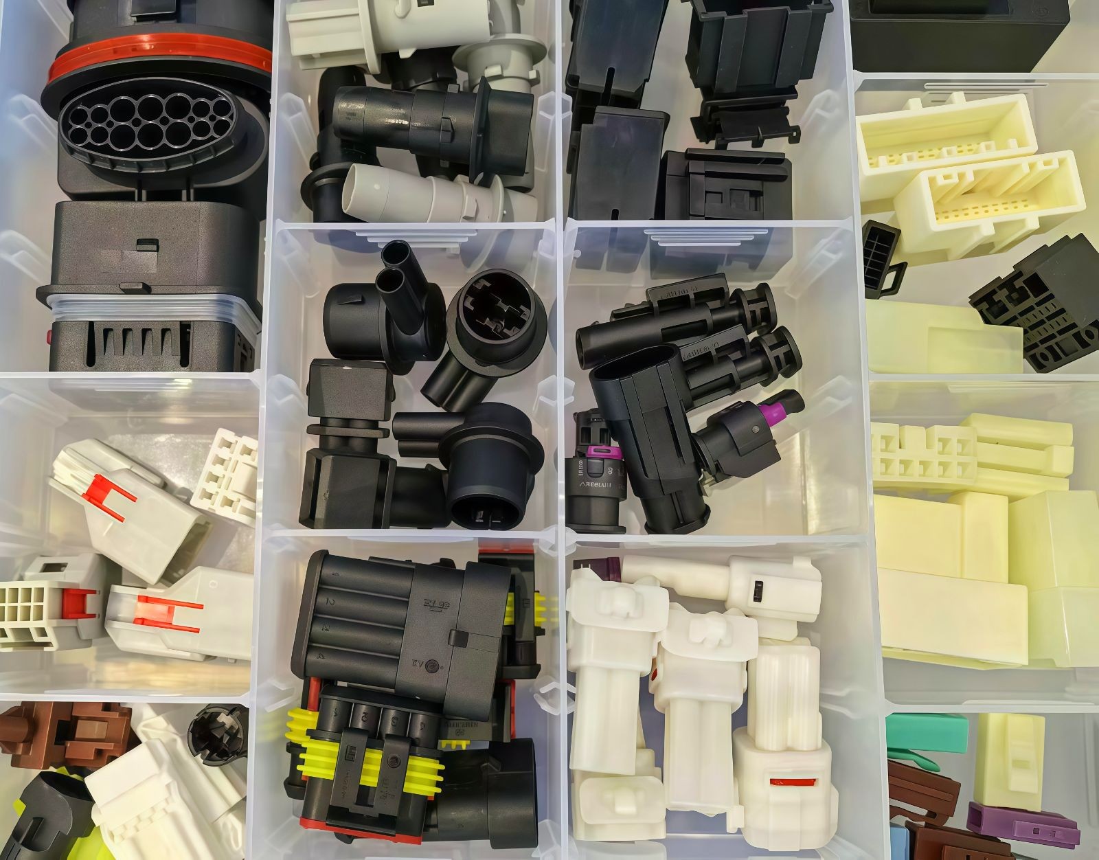 COTV全球直播-浙江骐跃接插件有限公司专业生产“HXHX”端子、胶壳、针座、插片、护套、铜带、压线帽、冷压端子、轻触开关、船形及微动开关、PVC管、继电器等电子元件，欢迎大家光临！