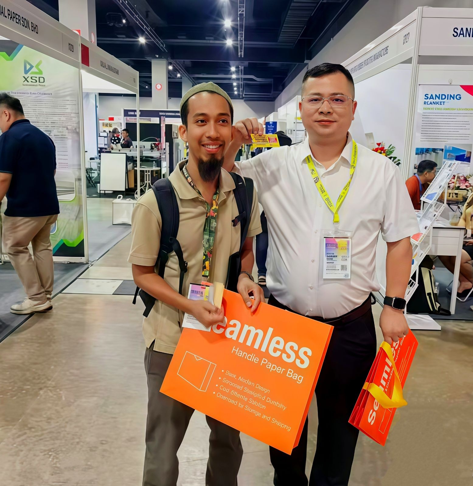 COTV全球直播-武汉市彩澜包装有限公司专业设计生产：无腰线手提纸袋、环保纸杯及各种工艺类广告用品等产品，设计时尚、制作精美，款式多样，欢迎大家光临！