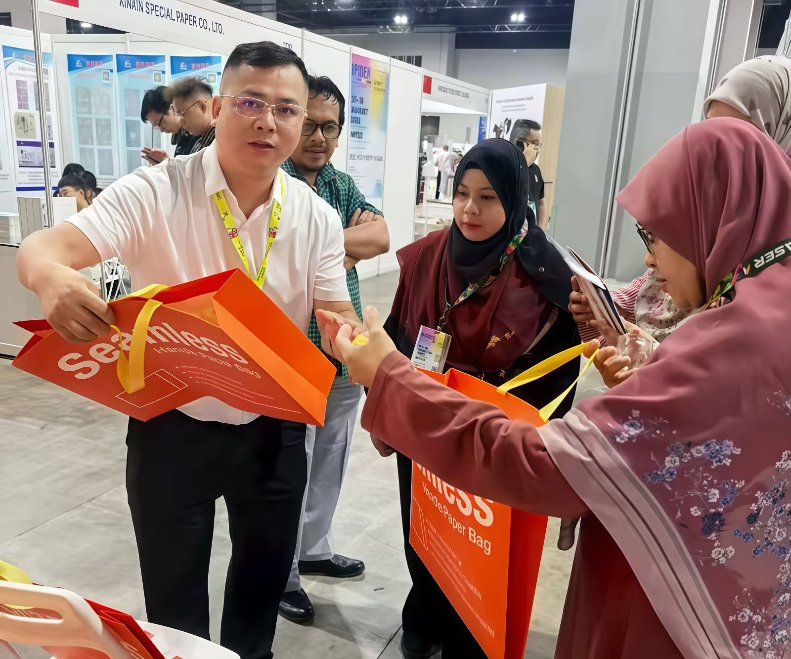 COTV全球直播-武汉市彩澜包装有限公司专业设计生产：无腰线手提纸袋、环保纸杯及各种工艺类广告用品等产品，设计时尚、制作精美，款式多样，欢迎大家光临！