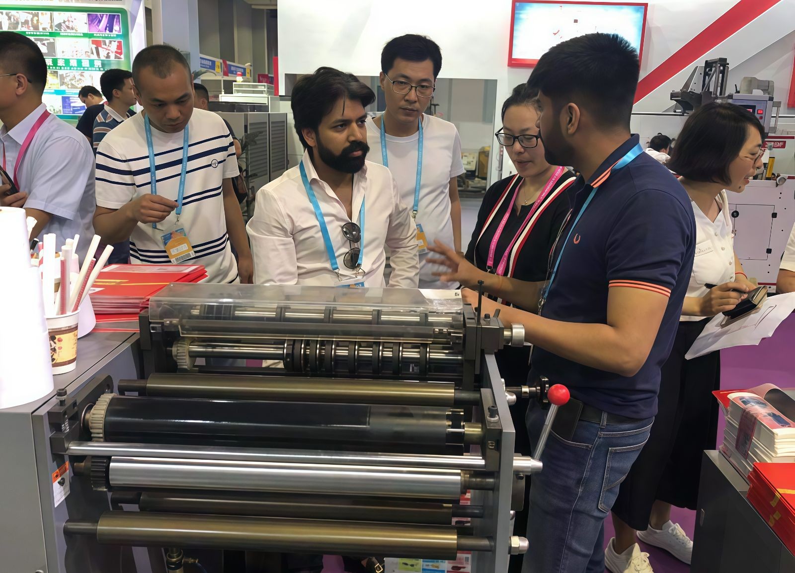 COTV全球直播-温州鑫铁机械有限公司专业生产全自动不干胶商标分切机、全自动不干胶分切机，切片机、检标机、纸罐内折机、纸罐裱衬机及圆盒机等系列包装机械产品，欢迎大家光临！