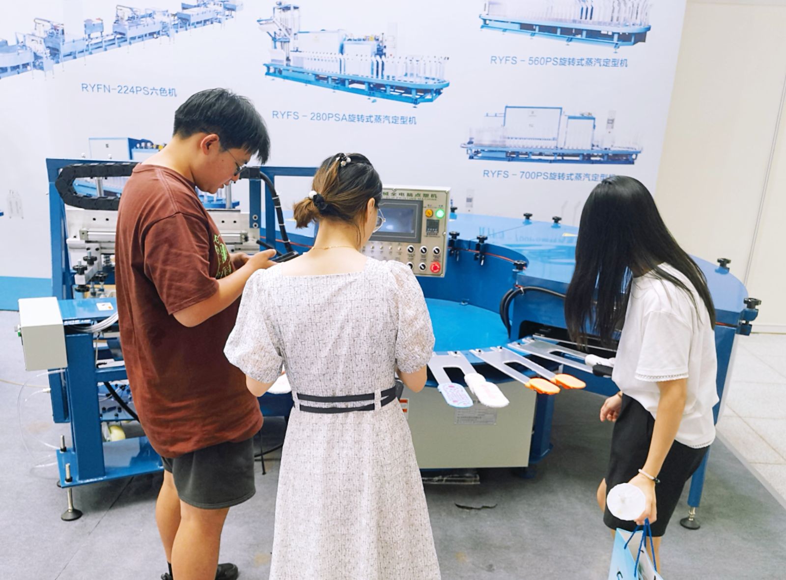 COTV全球直播-浙江容易富机械科技有限公司专业生产：RYFN-全电脑控制点塑机，旋转式蒸汽定型机及各种相关的非标机械设备，设计创新，运行稳定，欢迎大家光临！