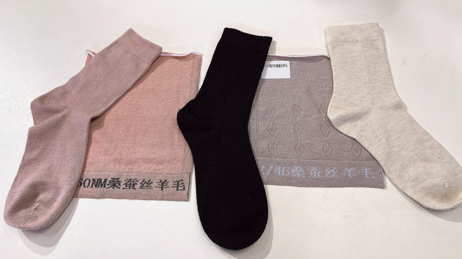 COTV全球直播-东莞市美利纺织有限公司专业生产抗菌羊毛桑蚕丝、罗密欧羊毛纱、彩点羊驼绒、珠片牛绒、山羊绒混纺、羊毛混纺系列，抗起球莫代尔羊毛，醋酸羊绒，马海毛系列等美利花式纱，欢迎大家光临！