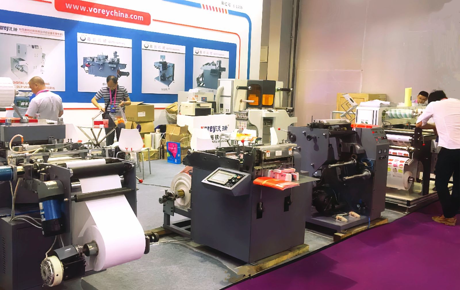 COTV全球直播-温州鑫铁机械有限公司专业生产全自动不干胶商标分切机、全自动不干胶分切机，切片机、检标机、纸罐内折机、纸罐裱衬机及圆盒机等系列包装机械产品，欢迎大家光临！