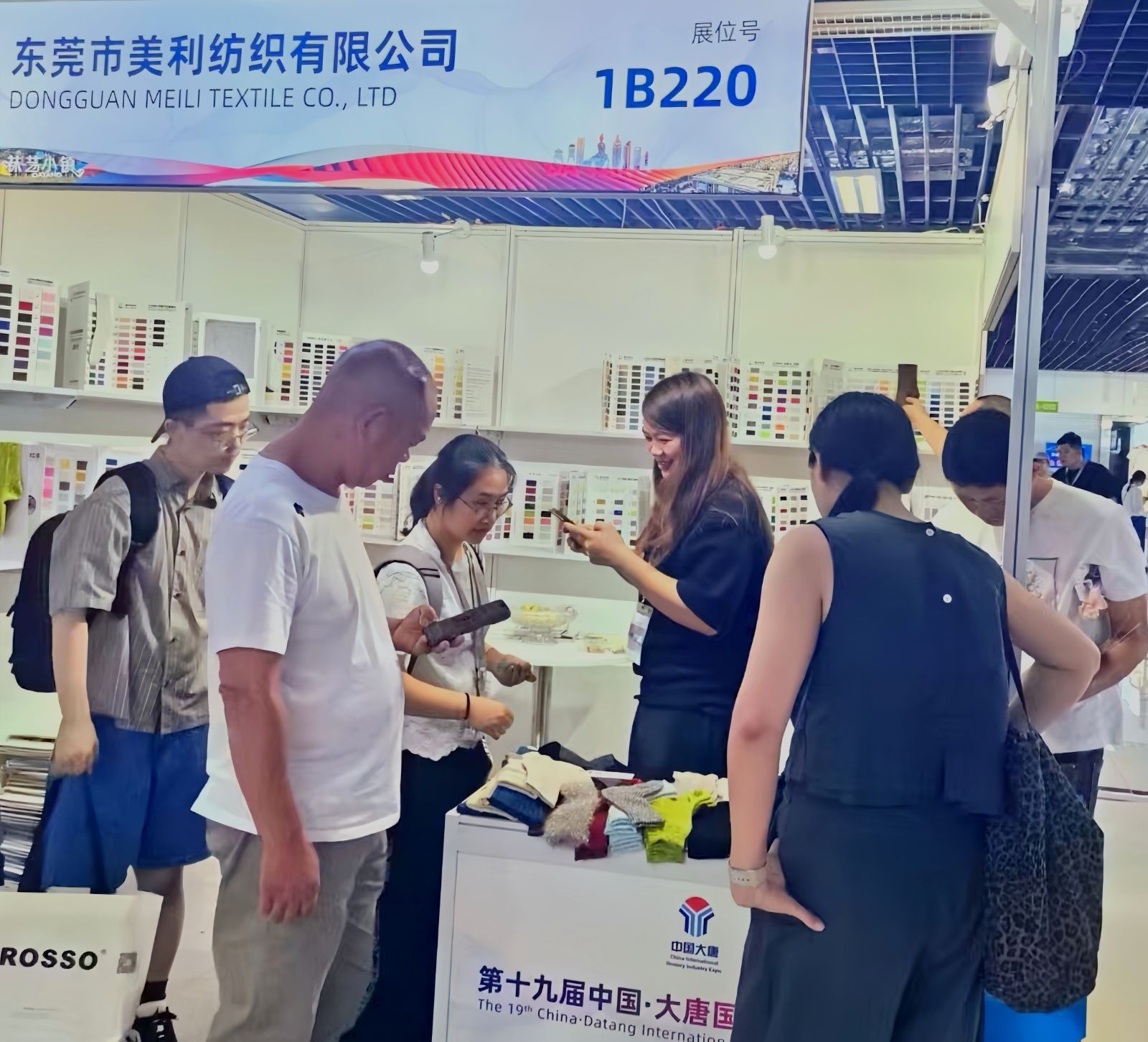 COTV全球直播-东莞市美利纺织有限公司专业生产抗菌羊毛桑蚕丝、罗密欧羊毛纱、彩点羊驼绒、珠片牛绒、山羊绒混纺、羊毛混纺系列，抗起球莫代尔羊毛，醋酸羊绒，马海毛系列等美利花式纱，欢迎大家光临！