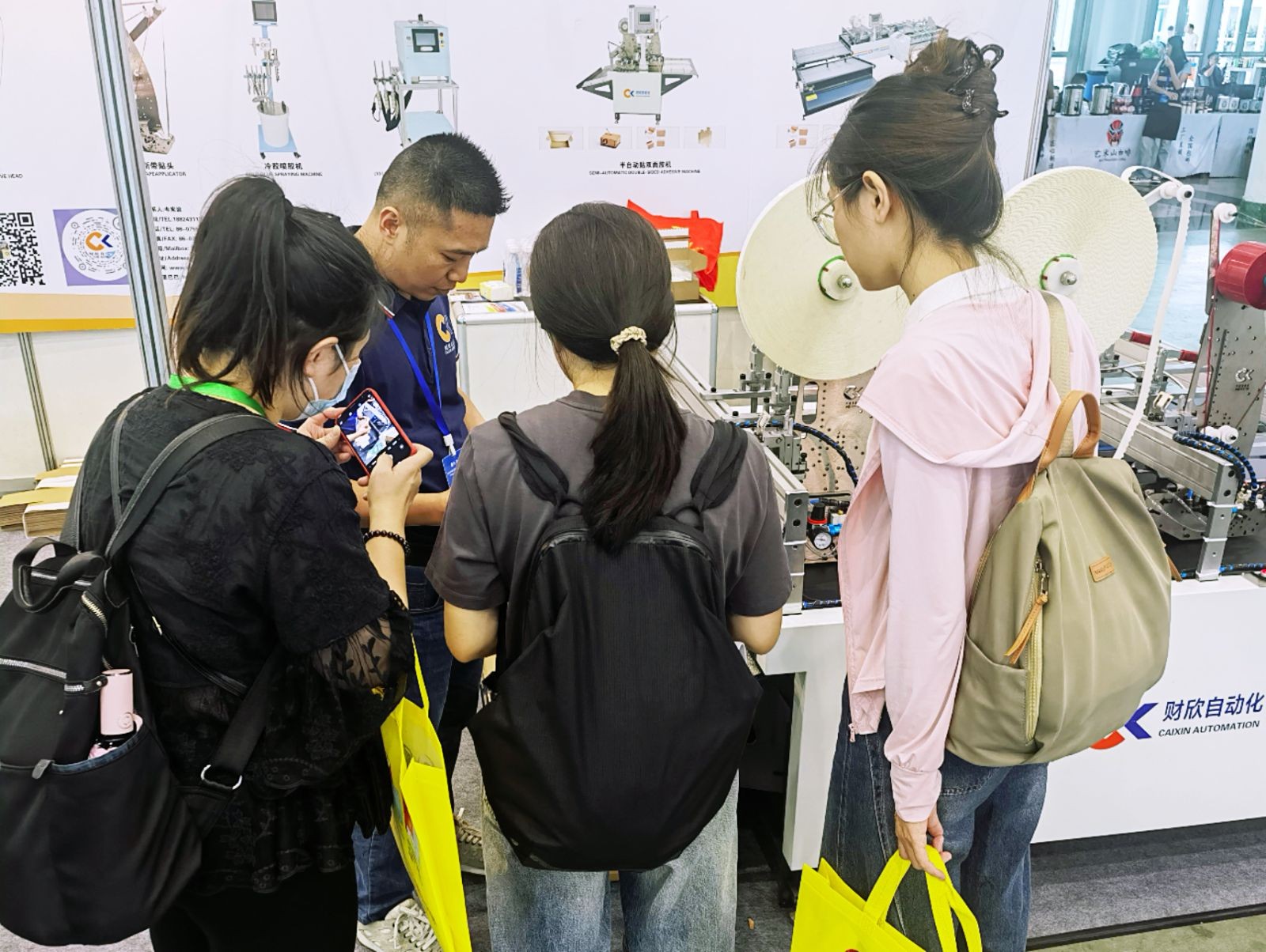 COTV全球直播-深圳市财欣自动化设备有限公司专业生产：冷胶喷胶机、热熔胶机、半自动贴双面胶机、全自动贴双面胶机，印刷包装机械设备产品，欢迎大家光临！