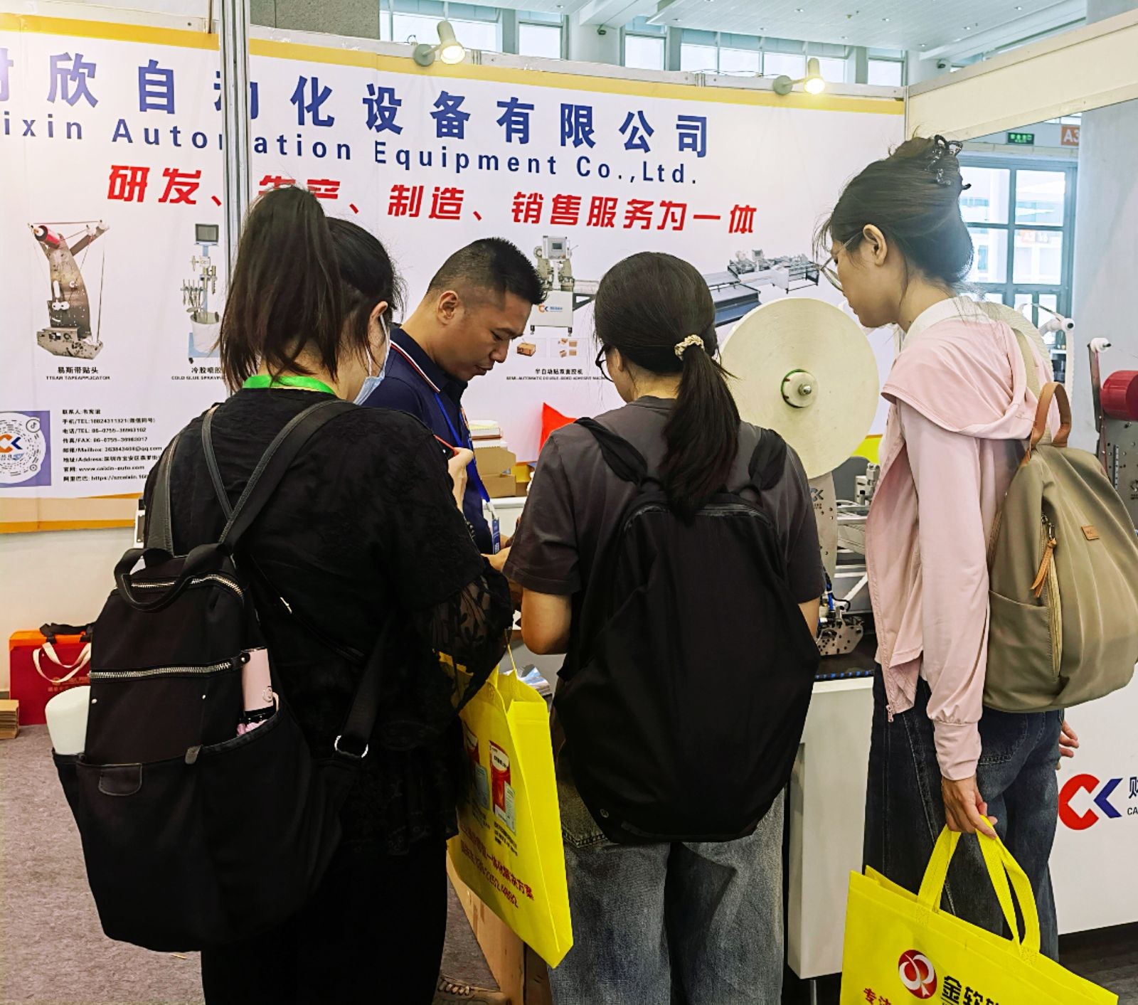 COTV全球直播-深圳市财欣自动化设备有限公司专业生产：冷胶喷胶机、热熔胶机、半自动贴双面胶机、全自动贴双面胶机，印刷包装机械设备产品，欢迎大家光临！