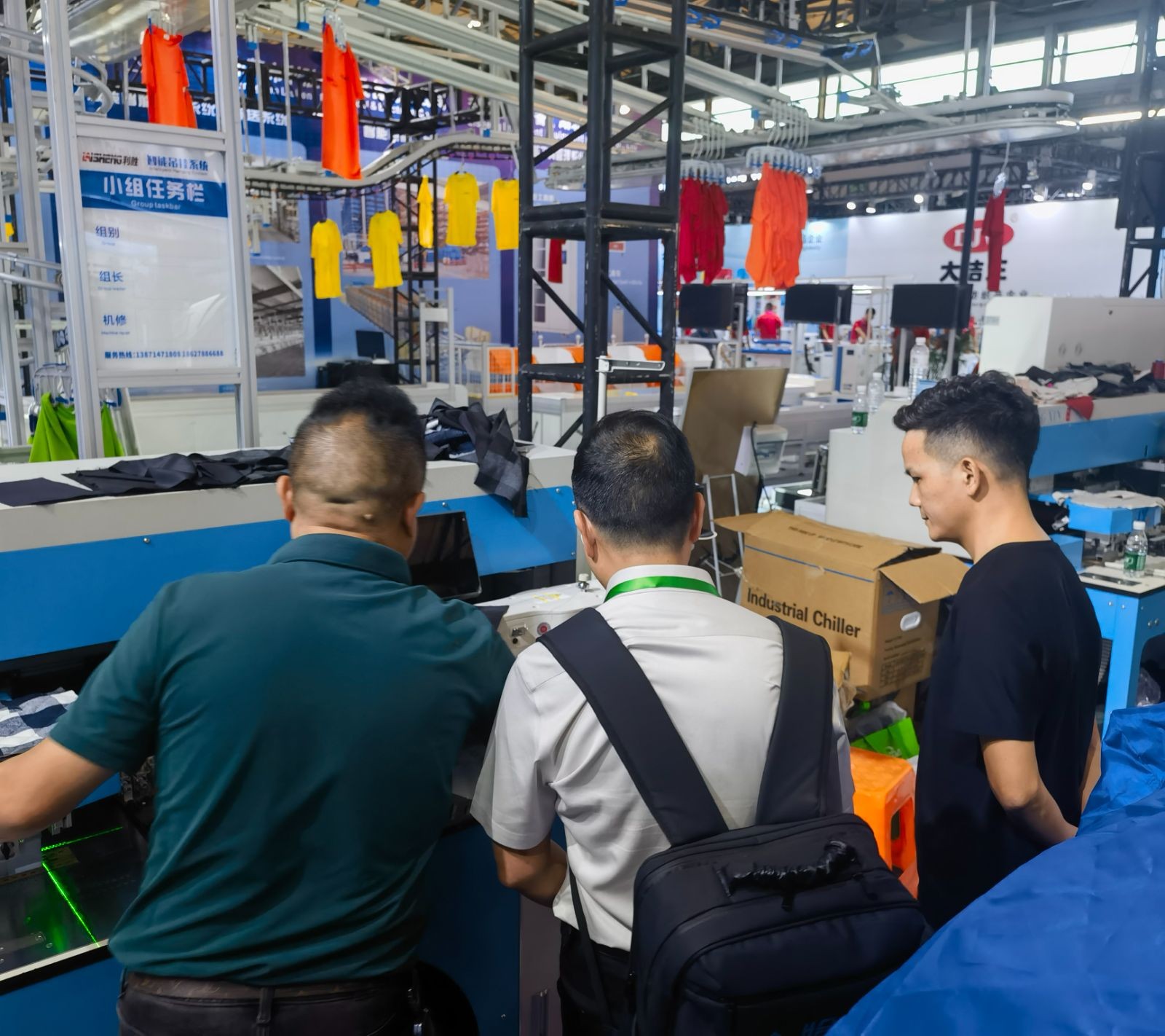 COTV全球直播-六安市龙新智能制造有限公司专业生产全自动激光开袋机缝纫设备，设计创新、制造精良，功能采用全自动激光开袋机模具电子一键切换（可节省模具成本），操作方便，欢迎大家光临！