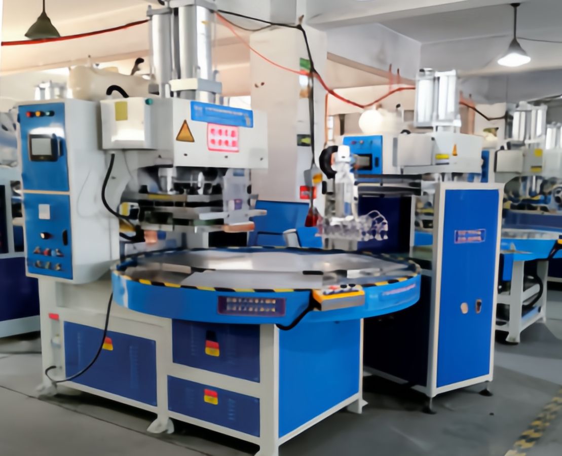 COTV全球直播-浦江科迪机械设备有限公司专业生产全自动真空正负压吸塑成型机，5kw,到100kw高周波热和机双泡罩热合、纸塑热合一体机; 自动吸塑成型与自动放纸卡一体化机机等设备，欢迎大家光临！