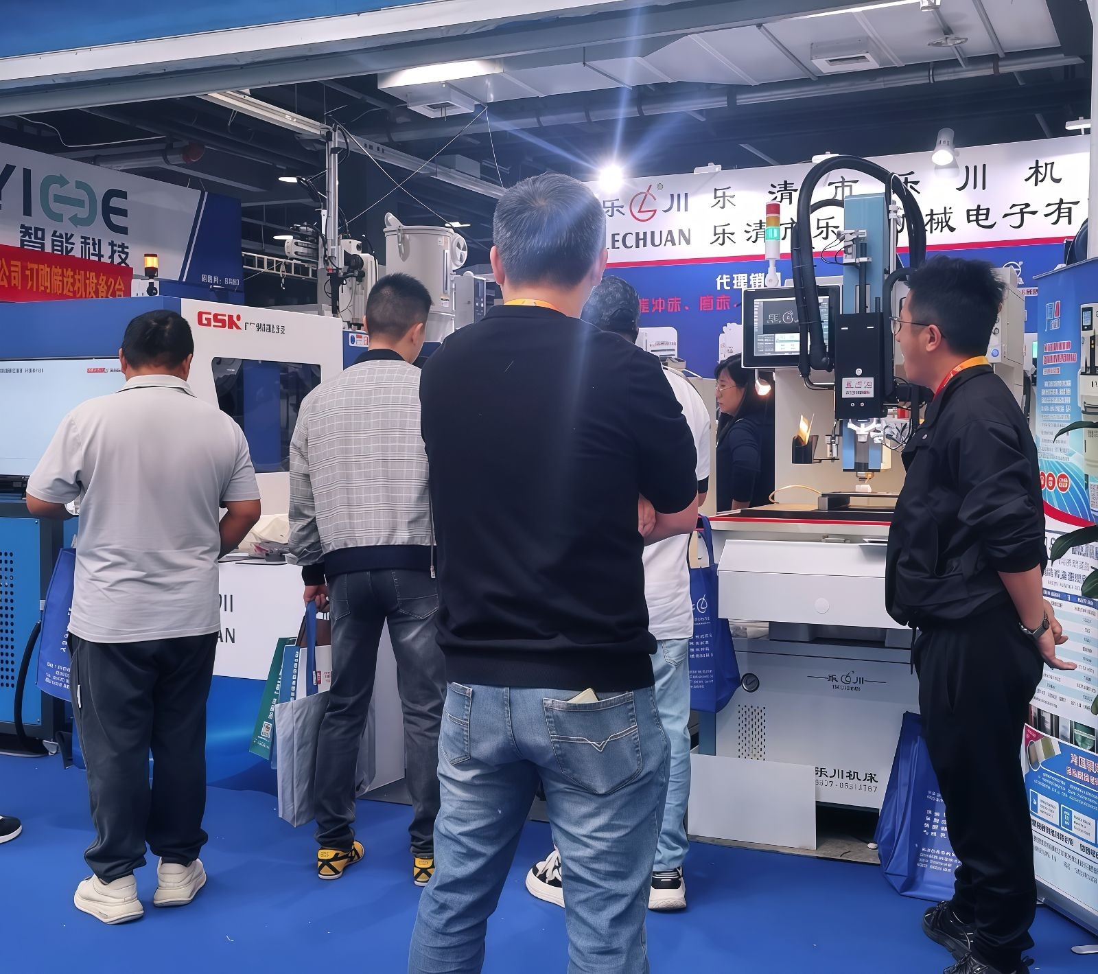 COTV全球直播-乐清市乐川机械电子有限公司、乐清市乐川机床厂专业生产及代理销售精密高速冲床、自动数控穿孔机、电火花穿孔机、精密线切割机等设备，欢迎大家光临！