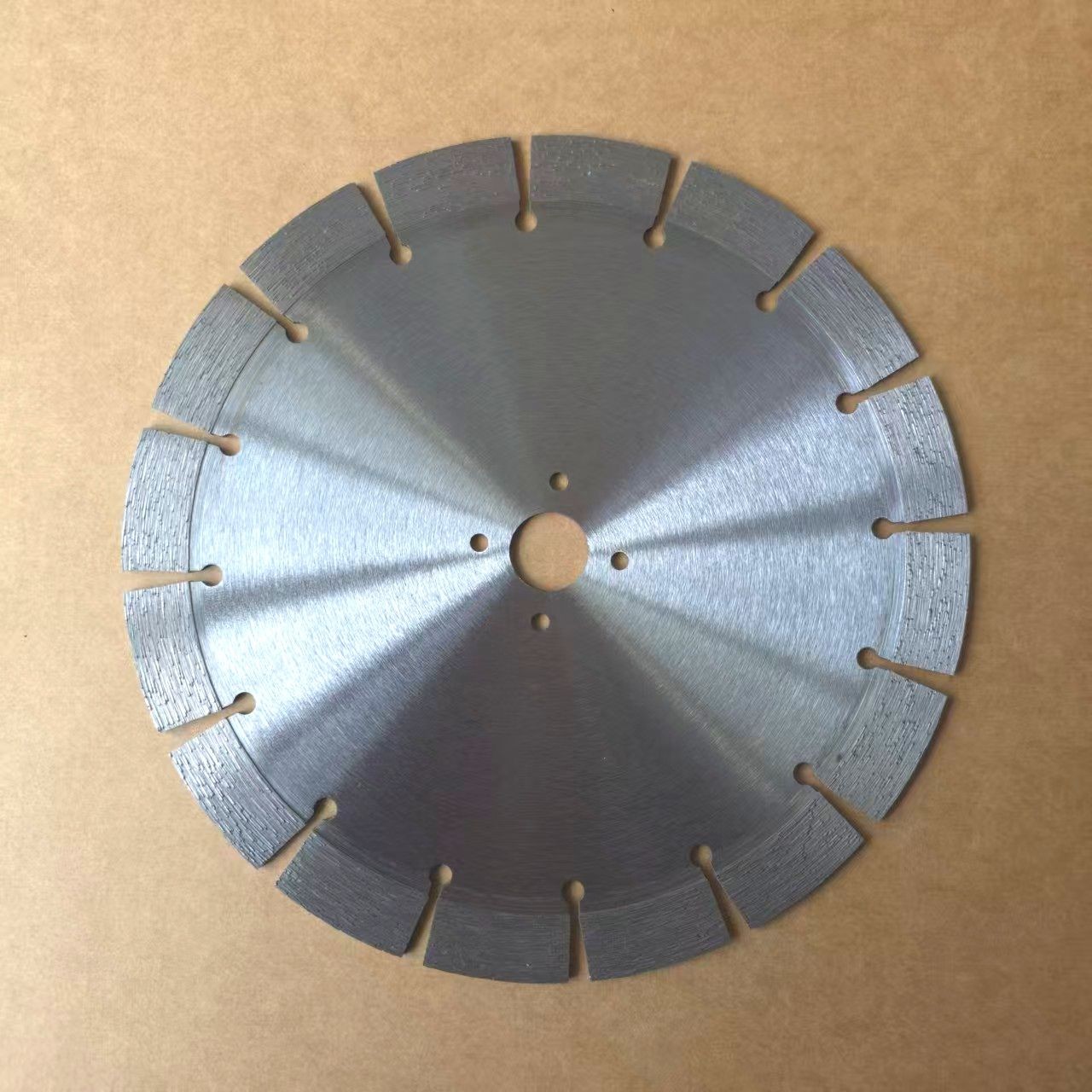 COTV全球直播-江苏舒工工具有限公司专业研发生产“苏功”、“锯片王老五”、“鑫烈马”、“DENACET”等50多个品牌系列的磨料、磨具及各种切割片等产品,欢迎大家光临! COTV全球直播-江苏舒工工具有限公司专业研发生产“苏功”、“锯片王老五”、“鑫烈马”、“DENACET”等50多个品牌系列的磨料、磨具及各种切割片等产品,欢迎大家光临!