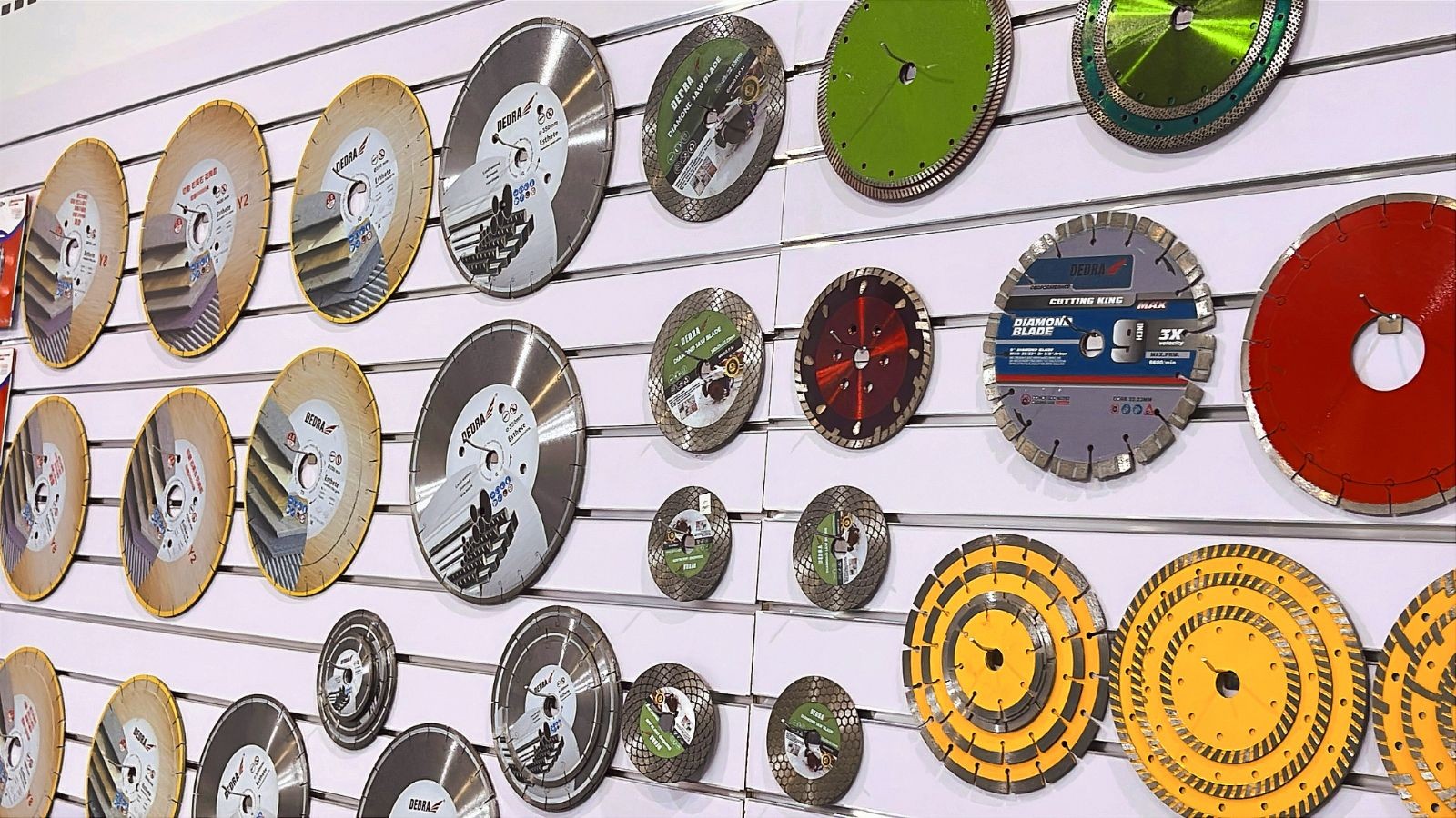 COTV全球直播-江苏舒工工具有限公司专业研发生产“苏功”、“锯片王老五”、“鑫烈马”、“DENACET”等50多个品牌系列的磨料、磨具及各种切割片等产品,欢迎大家光临! COTV全球直播-江苏舒工工具有限公司专业研发生产“苏功”、“锯片王老五”、“鑫烈马”、“DENACET”等50多个品牌系列的磨料、磨具及各种切割片等产品,欢迎大家光临!