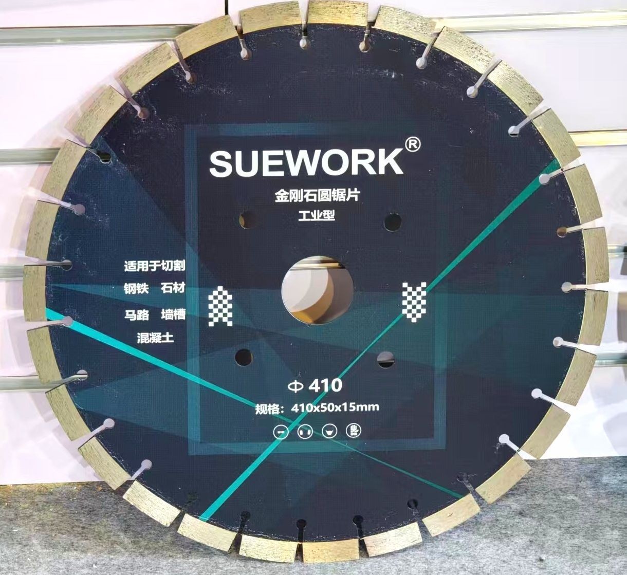 COTV全球直播-江苏舒工工具有限公司专业研发生产“苏功”、“锯片王老五”、“鑫烈马”、“DENACET”等50多个品牌系列的磨料、磨具及各种切割片等产品,欢迎大家光临! COTV全球直播-江苏舒工工具有限公司专业研发生产“苏功”、“锯片王老五”、“鑫烈马”、“DENACET”等50多个品牌系列的磨料、磨具及各种切割片等产品,欢迎大家光临!