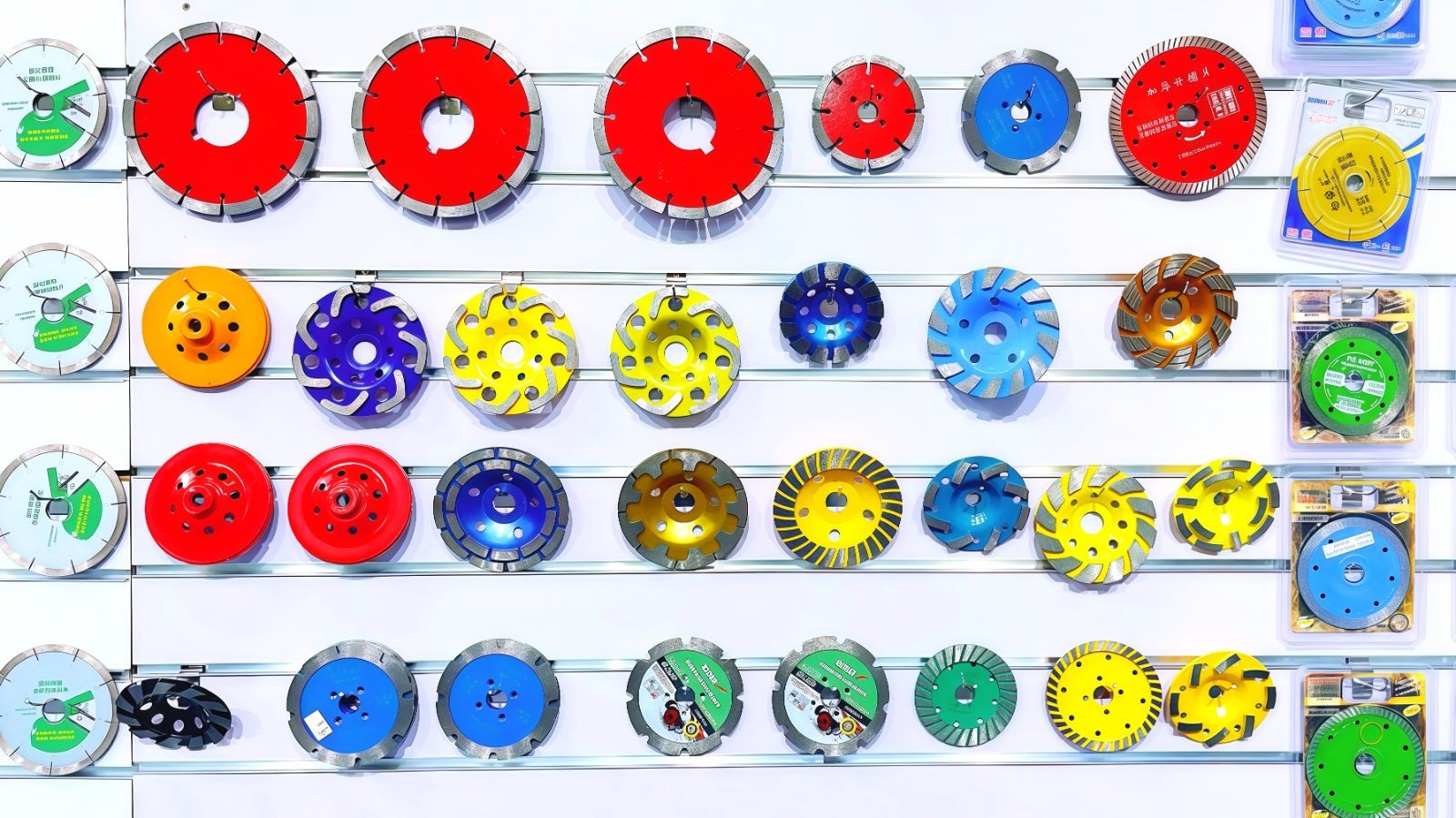 COTV全球直播-江苏舒工工具有限公司专业研发生产“苏功”、“锯片王老五”、“鑫烈马”、“DENACET”等50多个品牌系列的磨料、磨具及各种切割片等产品,欢迎大家光临! COTV全球直播-江苏舒工工具有限公司专业研发生产“苏功”、“锯片王老五”、“鑫烈马”、“DENACET”等50多个品牌系列的磨料、磨具及各种切割片等产品,欢迎大家光临!