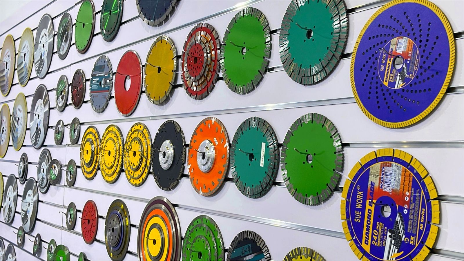 COTV全球直播-江苏舒工工具有限公司专业研发生产“苏功”、“锯片王老五”、“鑫烈马”、“DENACET”等50多个品牌系列的磨料、磨具及各种切割片等产品,欢迎大家光临! COTV全球直播-江苏舒工工具有限公司专业研发生产“苏功”、“锯片王老五”、“鑫烈马”、“DENACET”等50多个品牌系列的磨料、磨具及各种切割片等产品,欢迎大家光临!