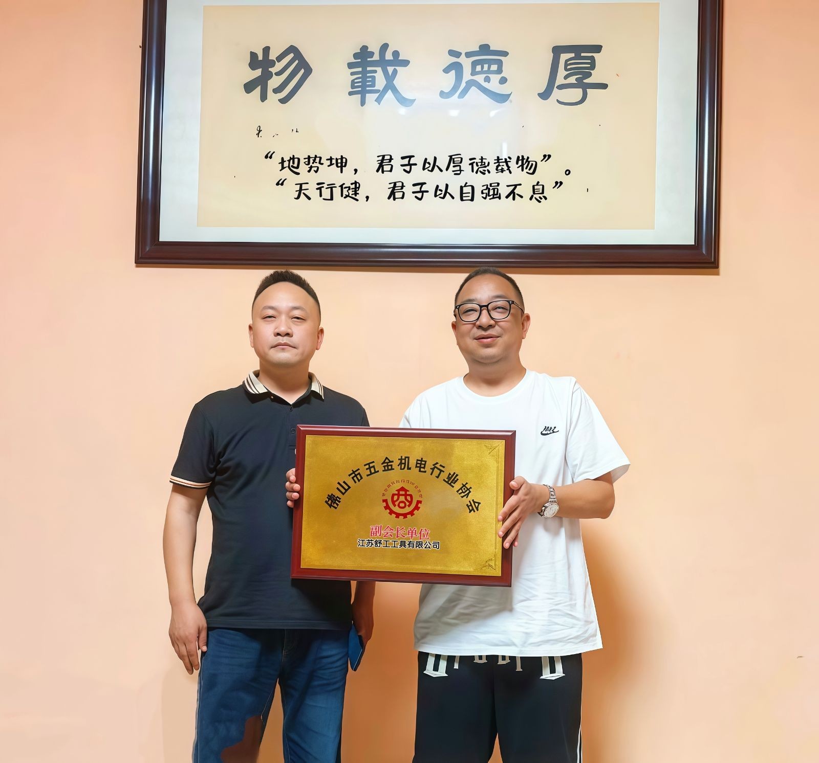 COTV全球直播-江苏舒工工具有限公司专业研发生产“苏功”、“锯片王老五”、“鑫烈马”、“DENACET”等50多个品牌系列的磨料、磨具及各种切割片等产品,欢迎大家光临! COTV全球直播-江苏舒工工具有限公司专业研发生产“苏功”、“锯片王老五”、“鑫烈马”、“DENACET”等50多个品牌系列的磨料、磨具及各种切割片等产品,欢迎大家光临!