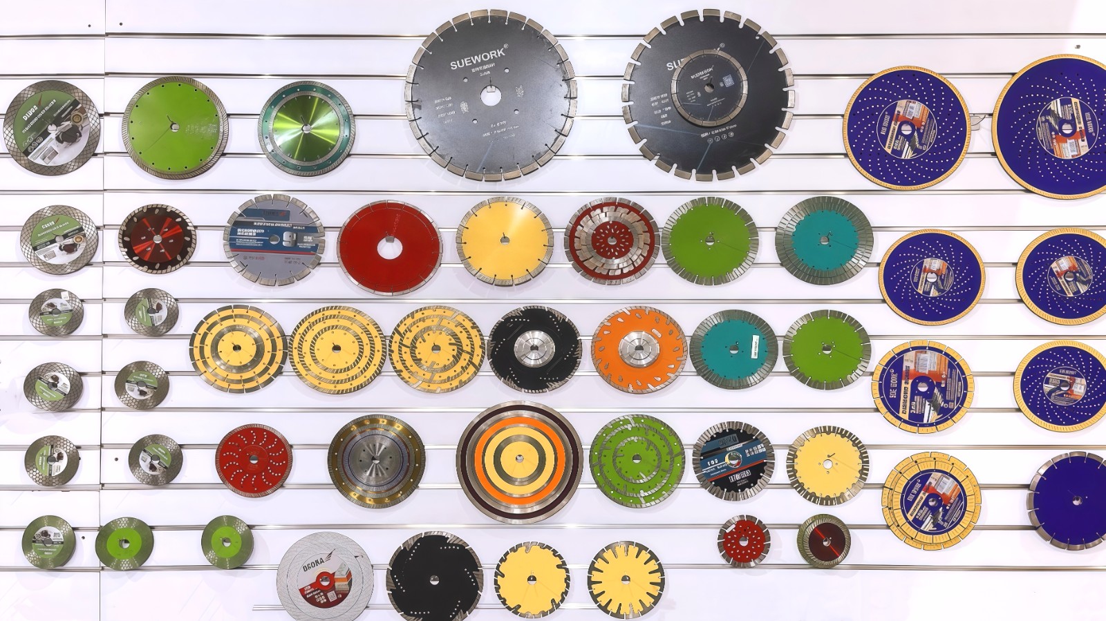 COTV全球直播-江苏舒工工具有限公司专业研发生产“苏功”、“锯片王老五”、“鑫烈马”、“DENACET”等50多个品牌系列的磨料、磨具及各种切割片等产品,欢迎大家光临! COTV全球直播-江苏舒工工具有限公司专业研发生产“苏功”、“锯片王老五”、“鑫烈马”、“DENACET”等50多个品牌系列的磨料、磨具及各种切割片等产品,欢迎大家光临!